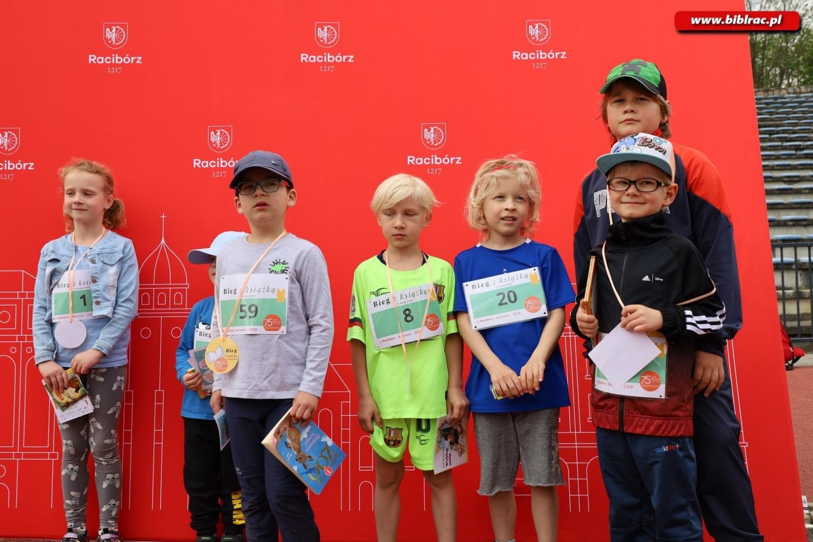 Zdjęcie w galerii na portalu naszraciborz.pl: Złapali książkę i pobiegli! Wśród biegaczy Justyna Święty-Ersetic wiadomości z regionu
