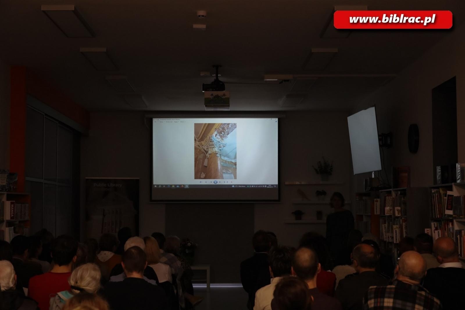 Zdjęcie w galerii na portalu naszraciborz.pl: Tajemnice pałacu w Krowiarkach. Wykład Marii Olejarnik w raciborskiej bibliotece wiadomości z regionu