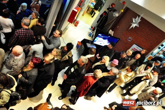 Zdjęcie w galerii na portalu naszraciborz.pl: W kolejce stoją nawet po 3 godziny... wiadomości z regionu