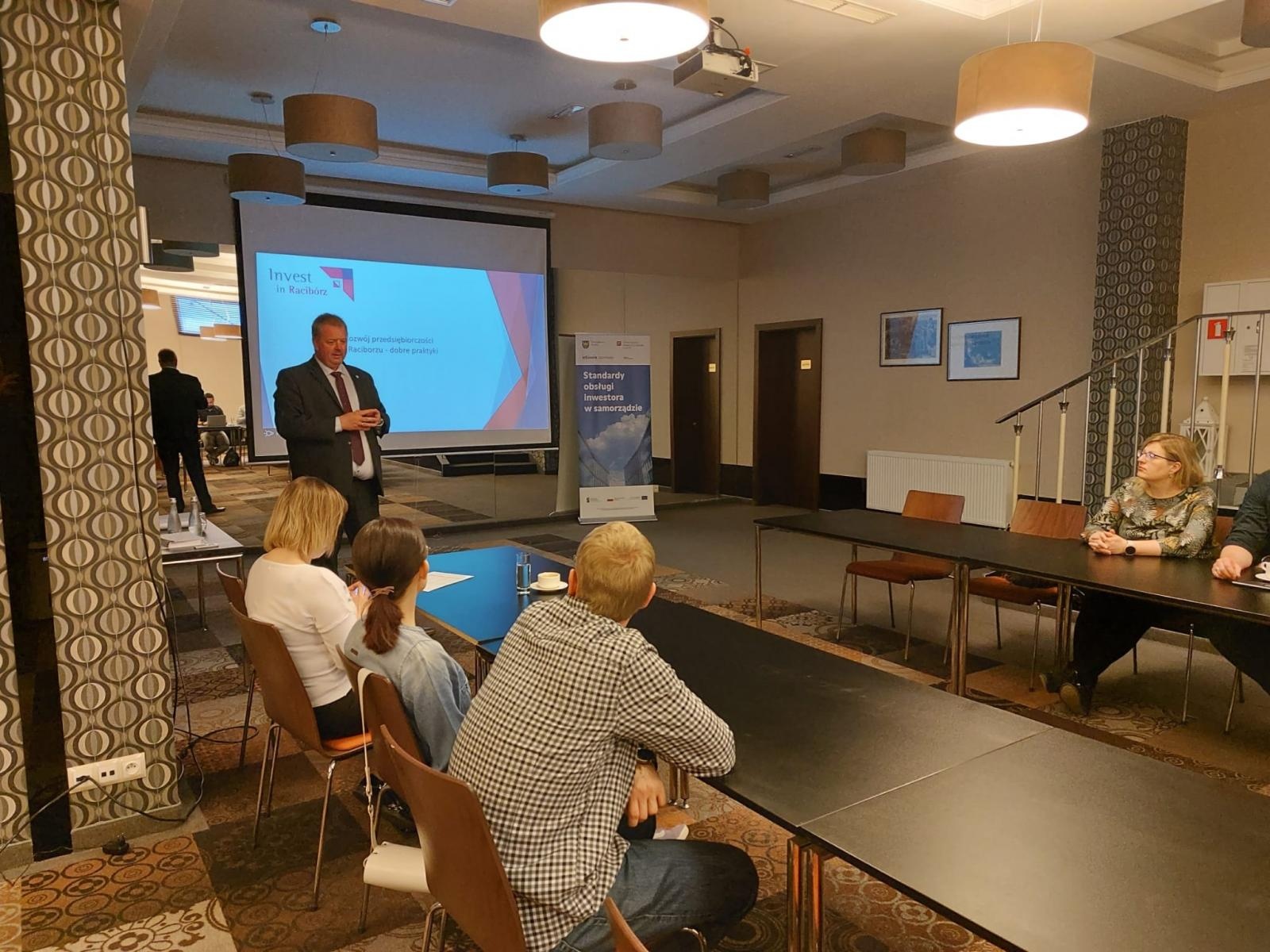 Zdjęcie w galerii na portalu naszraciborz.pl: Raciborscy urzędnicy szkolą się w obsłudze inwestorów wiadomości z regionu