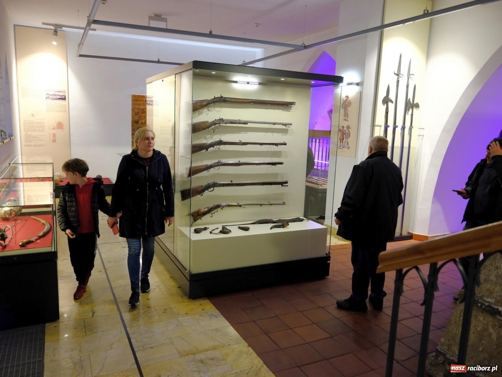 Zdjęcie w galerii na portalu naszraciborz.pl: Kleopatra, wystrzał i rozrywkowe rytmy 6na6. Noc w raciborskim Muzeum [FOTO i WIDEO] wiadomości z regionu