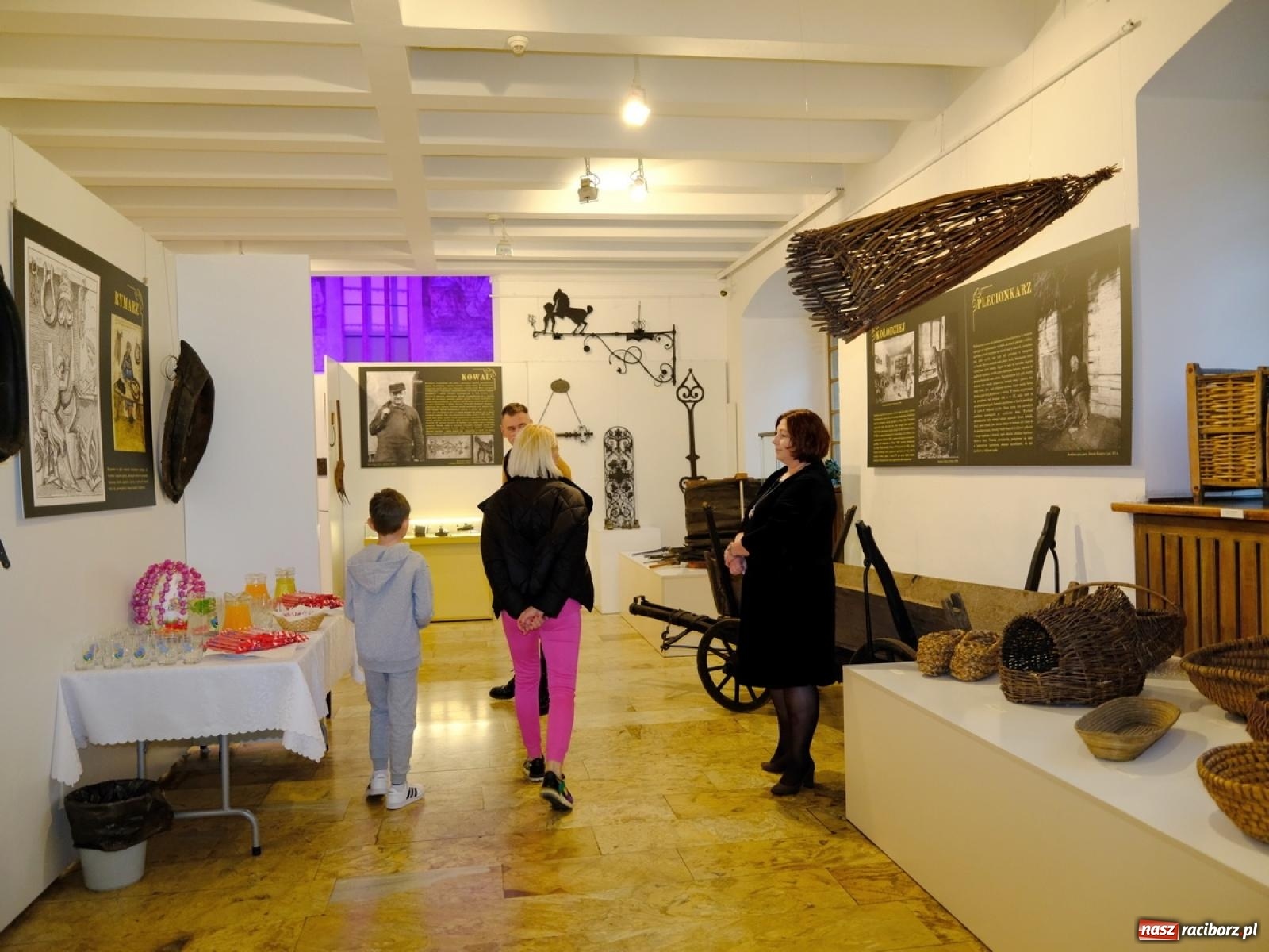 Zdjęcie w galerii na portalu naszraciborz.pl: Kleopatra, wystrzał i rozrywkowe rytmy 6na6. Noc w raciborskim Muzeum [FOTO i WIDEO] wiadomości z regionu