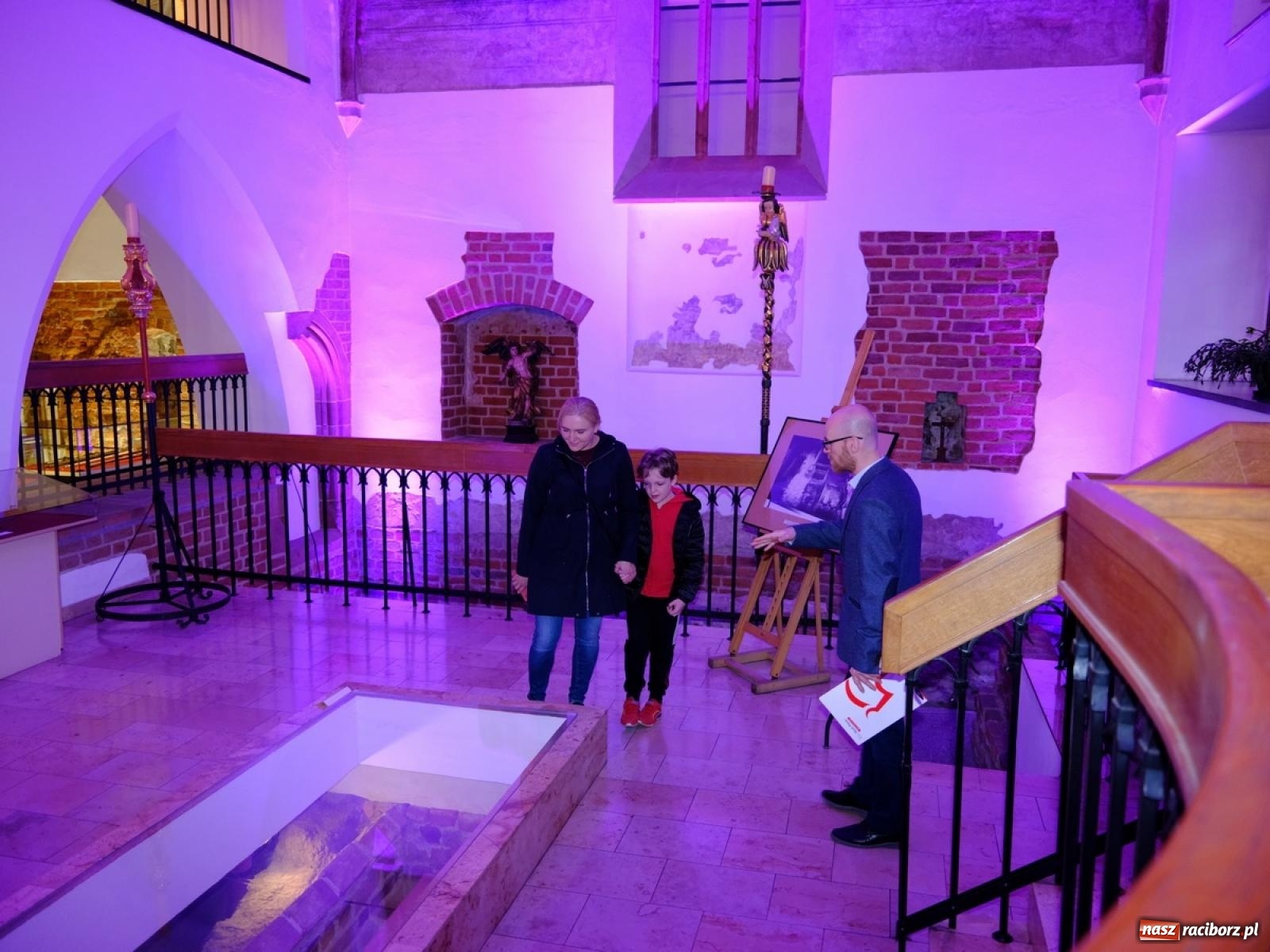 Zdjęcie w galerii na portalu naszraciborz.pl: Kleopatra, wystrzał i rozrywkowe rytmy 6na6. Noc w raciborskim Muzeum [FOTO i WIDEO] wiadomości z regionu