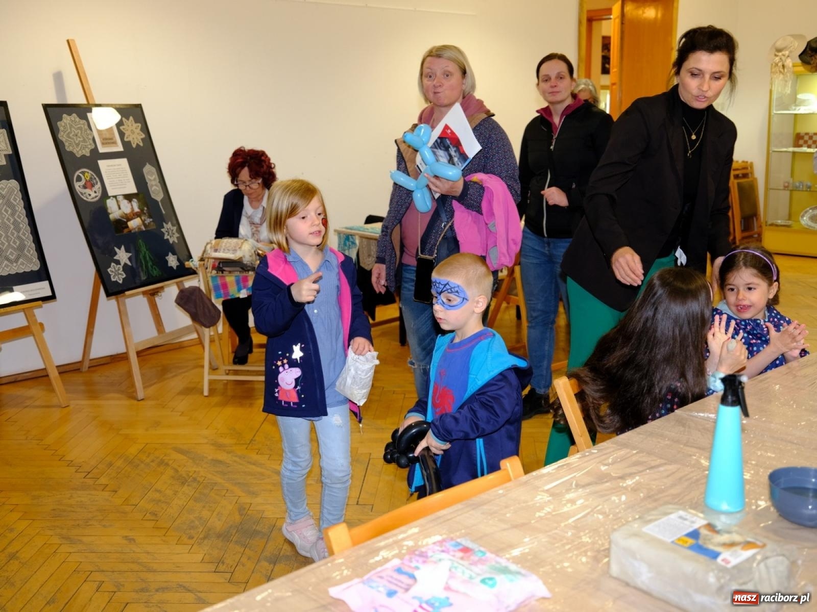 Zdjęcie w galerii na portalu naszraciborz.pl: Kleopatra, wystrzał i rozrywkowe rytmy 6na6. Noc w raciborskim Muzeum [FOTO i WIDEO] wiadomości z regionu