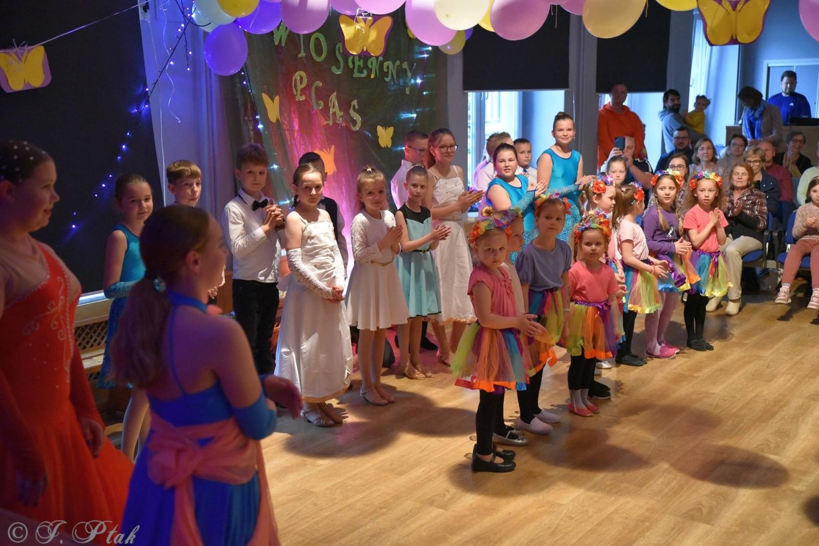 Zdjęcie w galerii na portalu naszraciborz.pl: Wiosenny pląs w Młodzieżowym Domu Kultury wiadomości z regionu