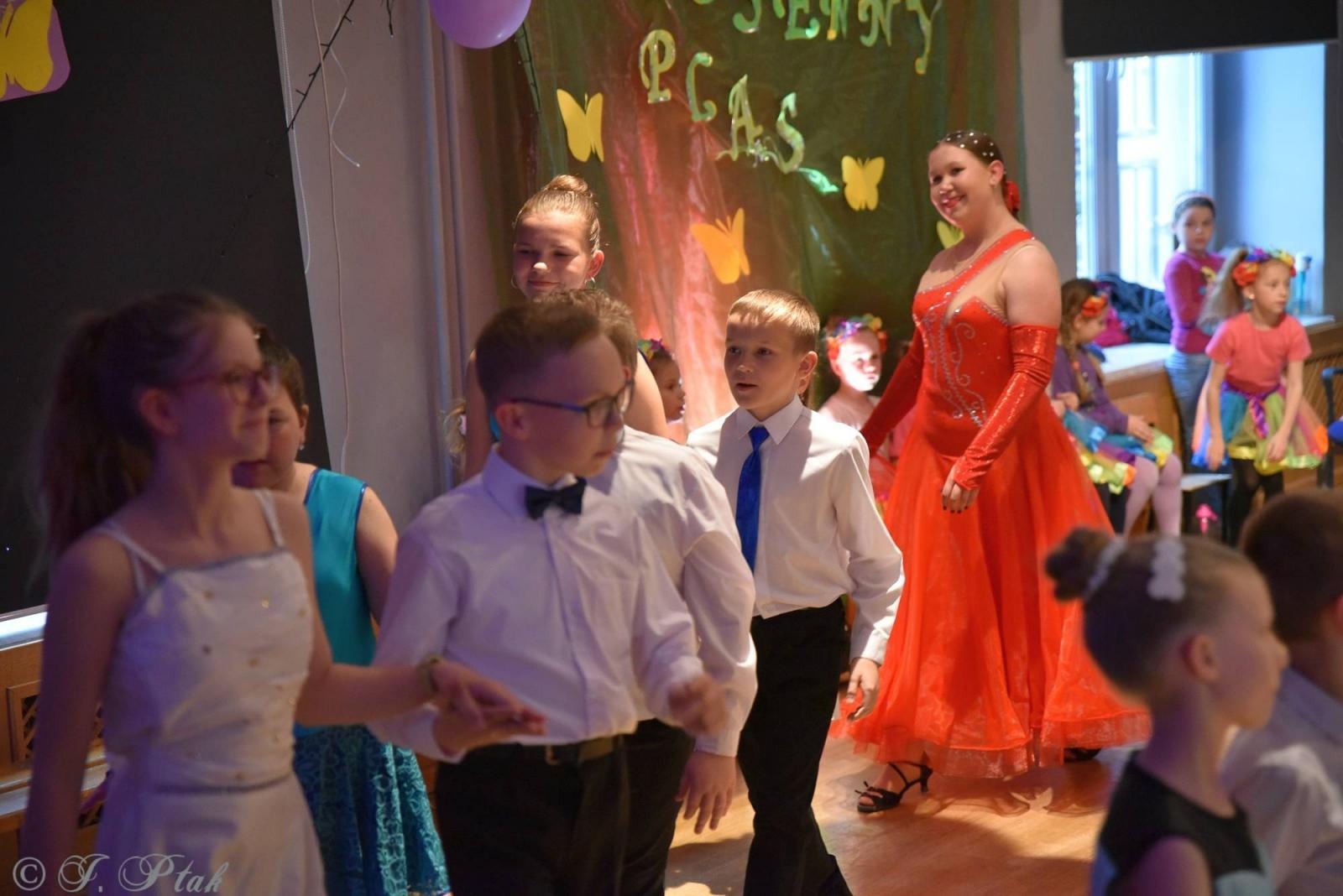 Zdjęcie w galerii na portalu naszraciborz.pl: Wiosenny pląs w Młodzieżowym Domu Kultury wiadomości z regionu