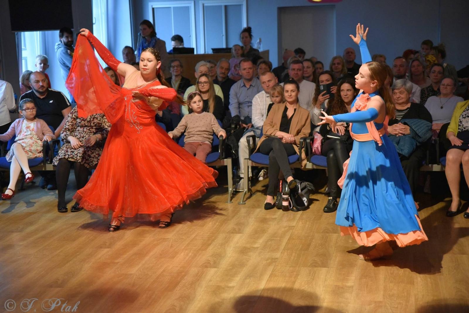 Zdjęcie w galerii na portalu naszraciborz.pl: Wiosenny pląs w Młodzieżowym Domu Kultury wiadomości z regionu