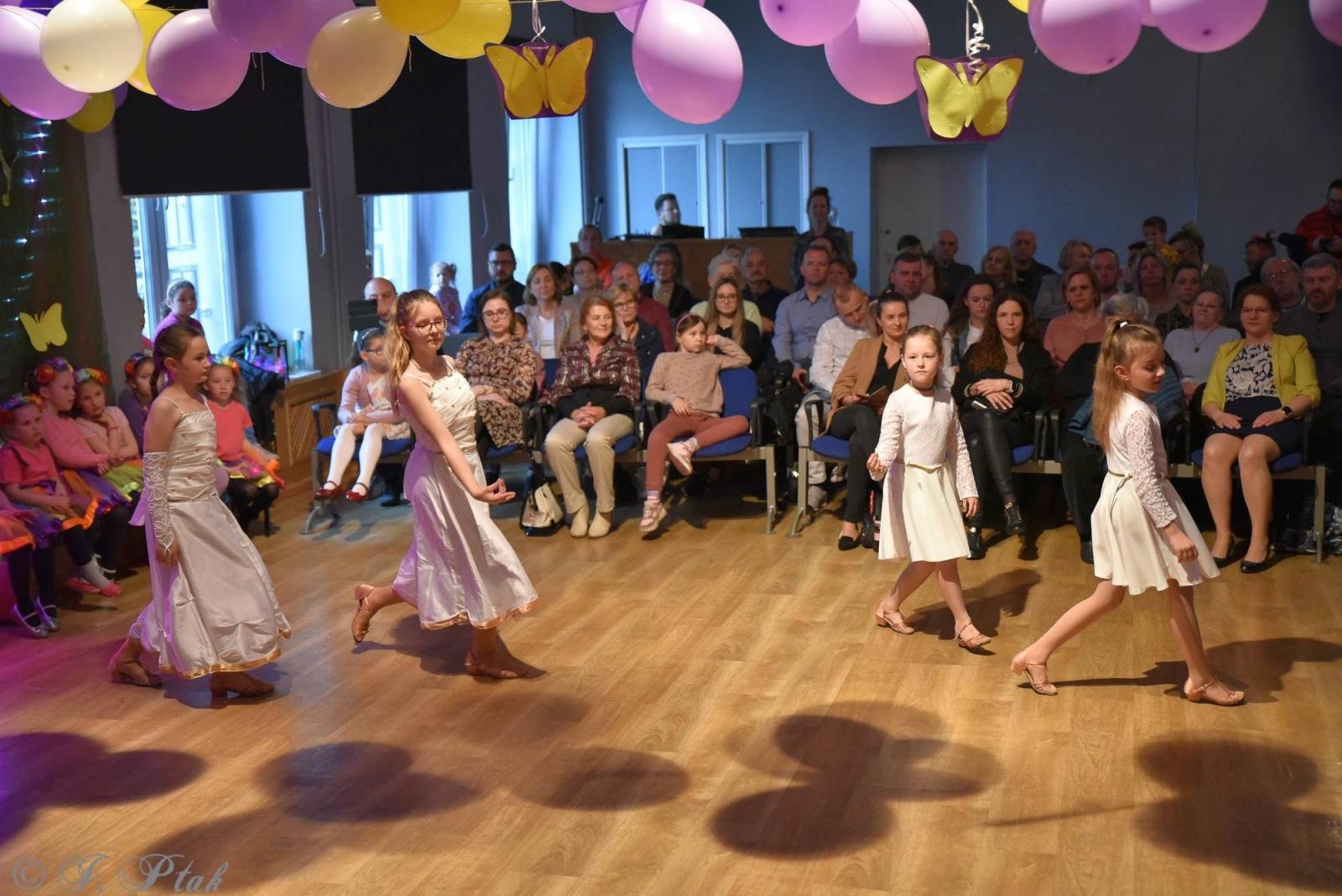 Zdjęcie w galerii na portalu naszraciborz.pl: Wiosenny pląs w Młodzieżowym Domu Kultury wiadomości z regionu