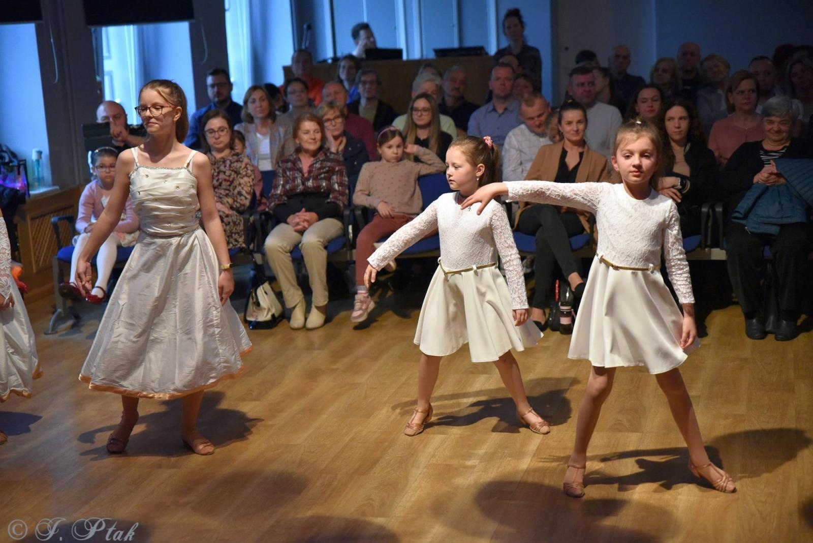 Zdjęcie w galerii na portalu naszraciborz.pl: Wiosenny pląs w Młodzieżowym Domu Kultury wiadomości z regionu