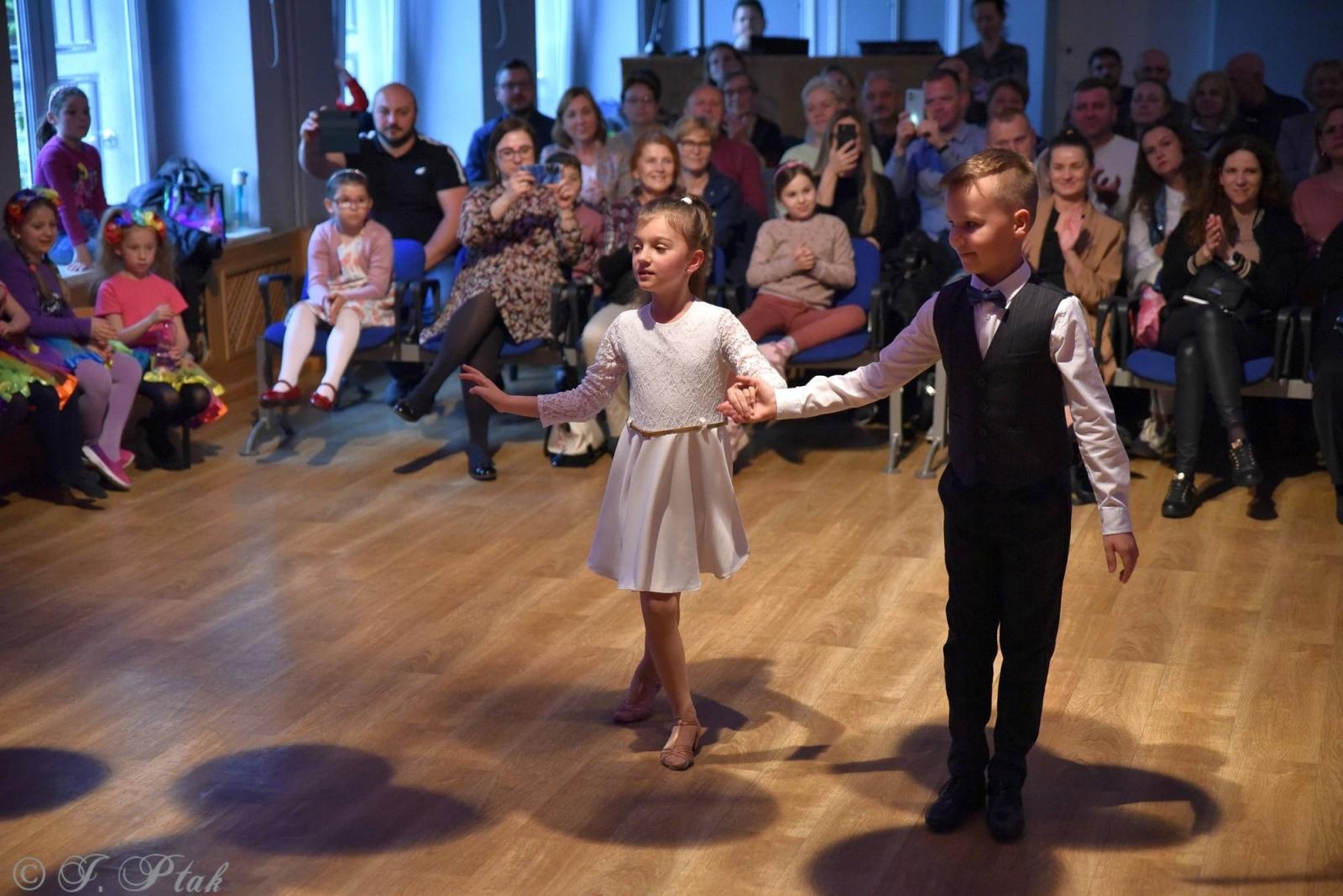 Zdjęcie w galerii na portalu naszraciborz.pl: Wiosenny pląs w Młodzieżowym Domu Kultury wiadomości z regionu