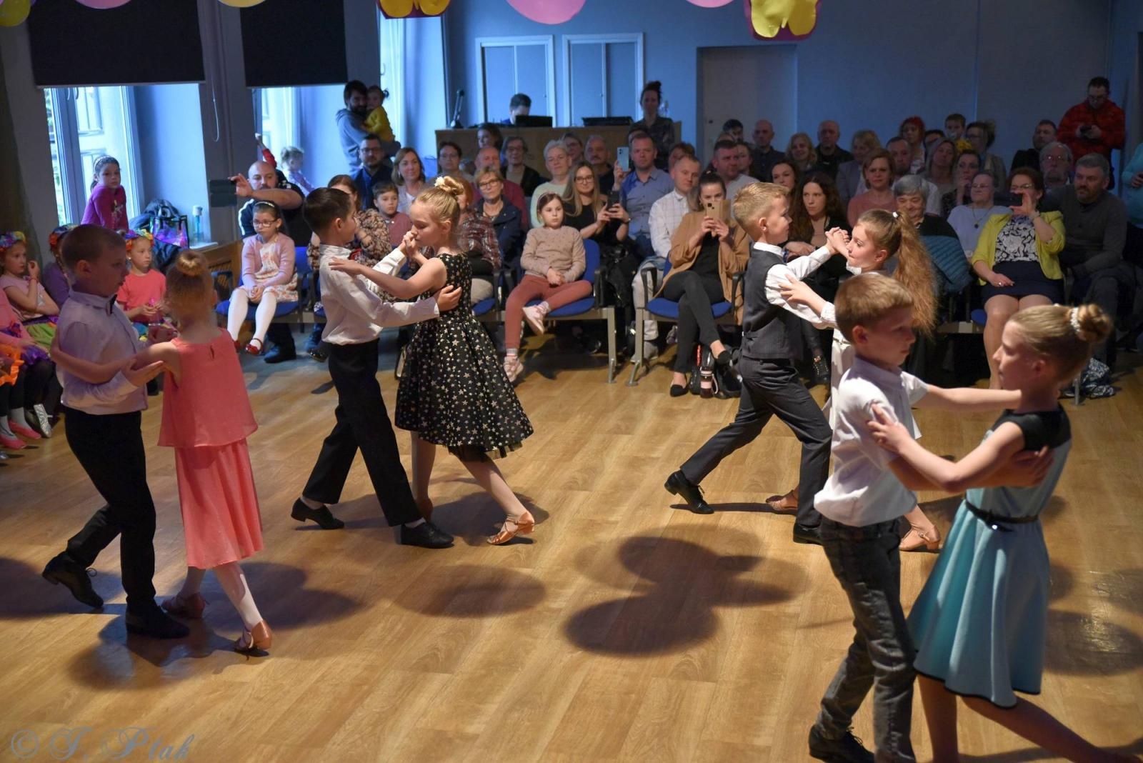 Zdjęcie w galerii na portalu naszraciborz.pl: Wiosenny pląs w Młodzieżowym Domu Kultury wiadomości z regionu