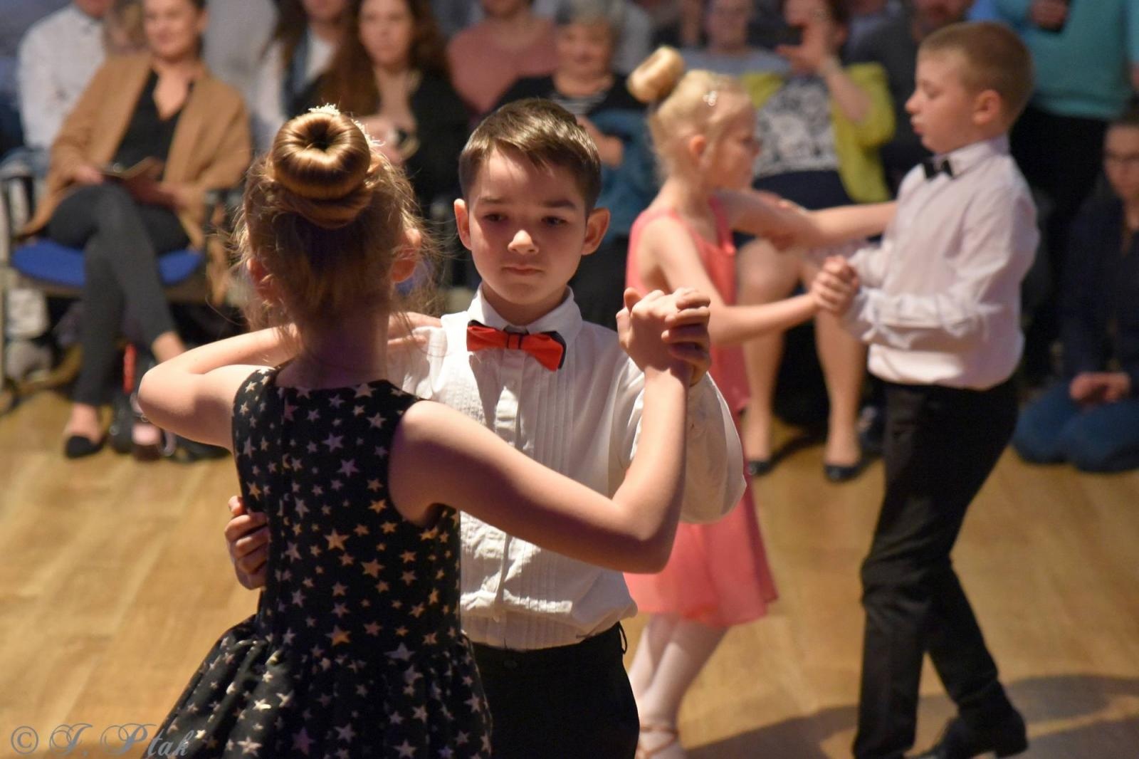 Zdjęcie w galerii na portalu naszraciborz.pl: Wiosenny pląs w Młodzieżowym Domu Kultury wiadomości z regionu