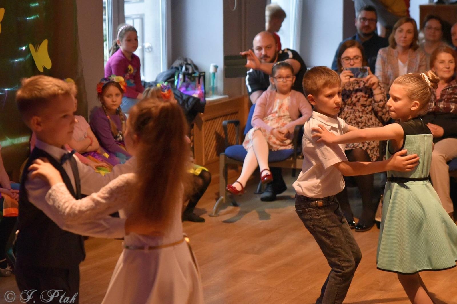 Zdjęcie w galerii na portalu naszraciborz.pl: Wiosenny pląs w Młodzieżowym Domu Kultury wiadomości z regionu