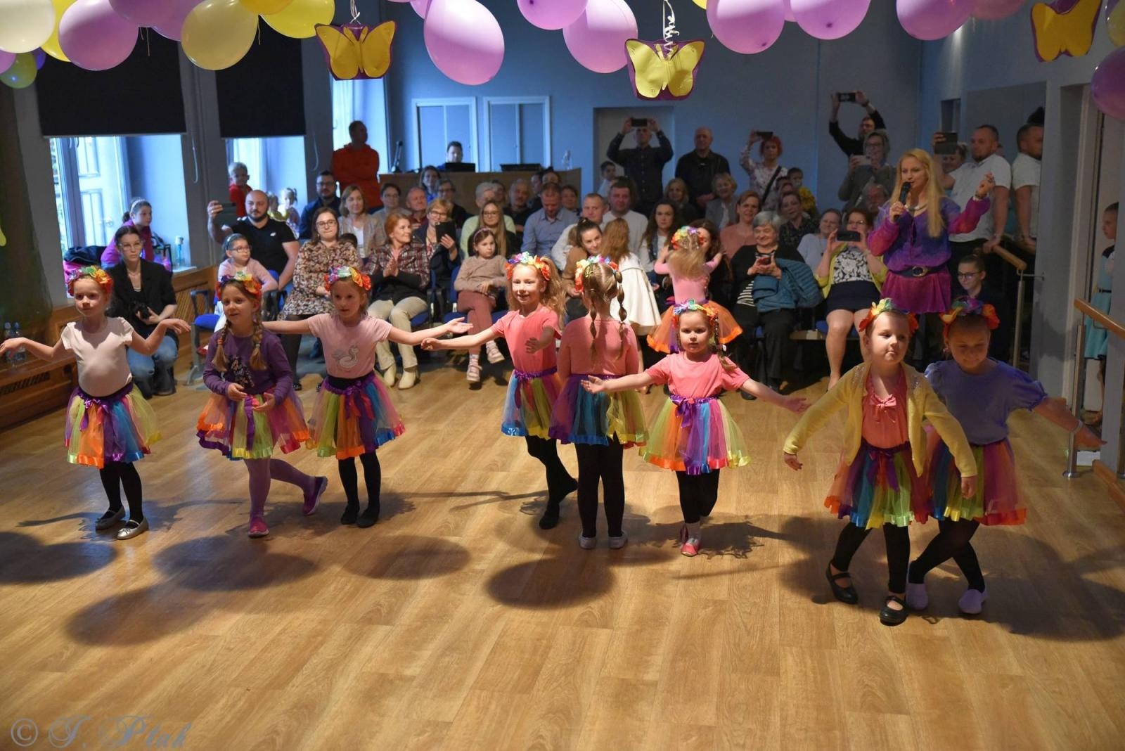 Zdjęcie w galerii na portalu naszraciborz.pl: Wiosenny pląs w Młodzieżowym Domu Kultury wiadomości z regionu