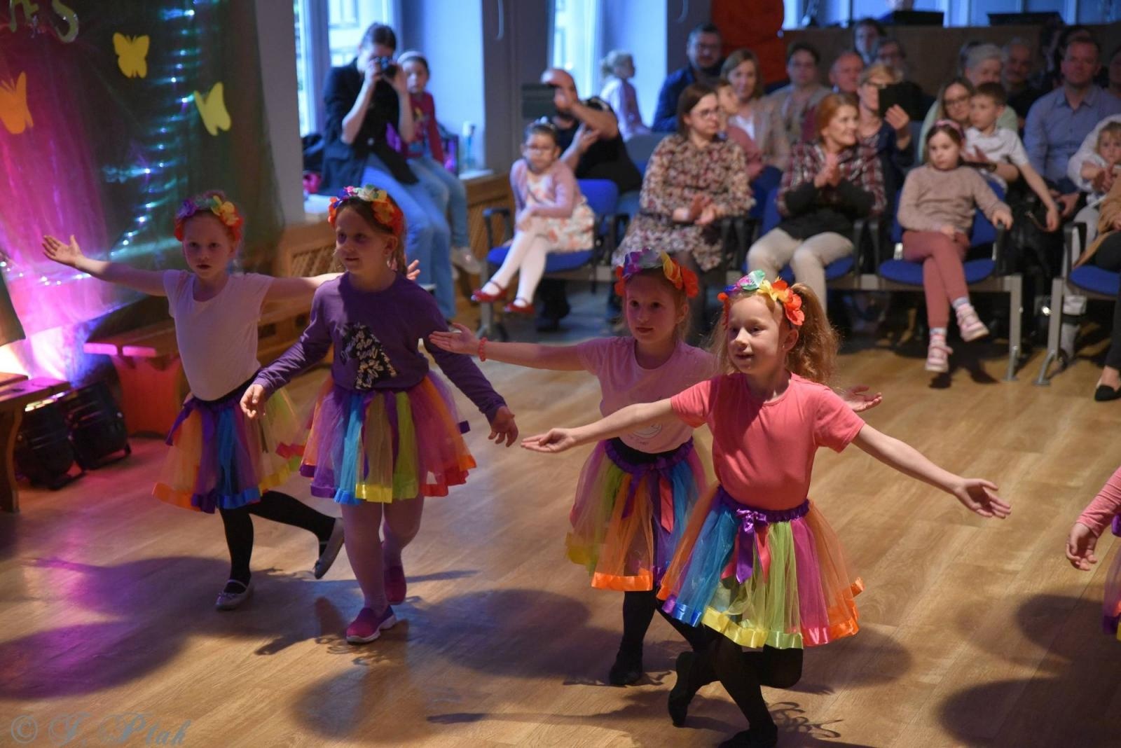 Zdjęcie w galerii na portalu naszraciborz.pl: Wiosenny pląs w Młodzieżowym Domu Kultury wiadomości z regionu