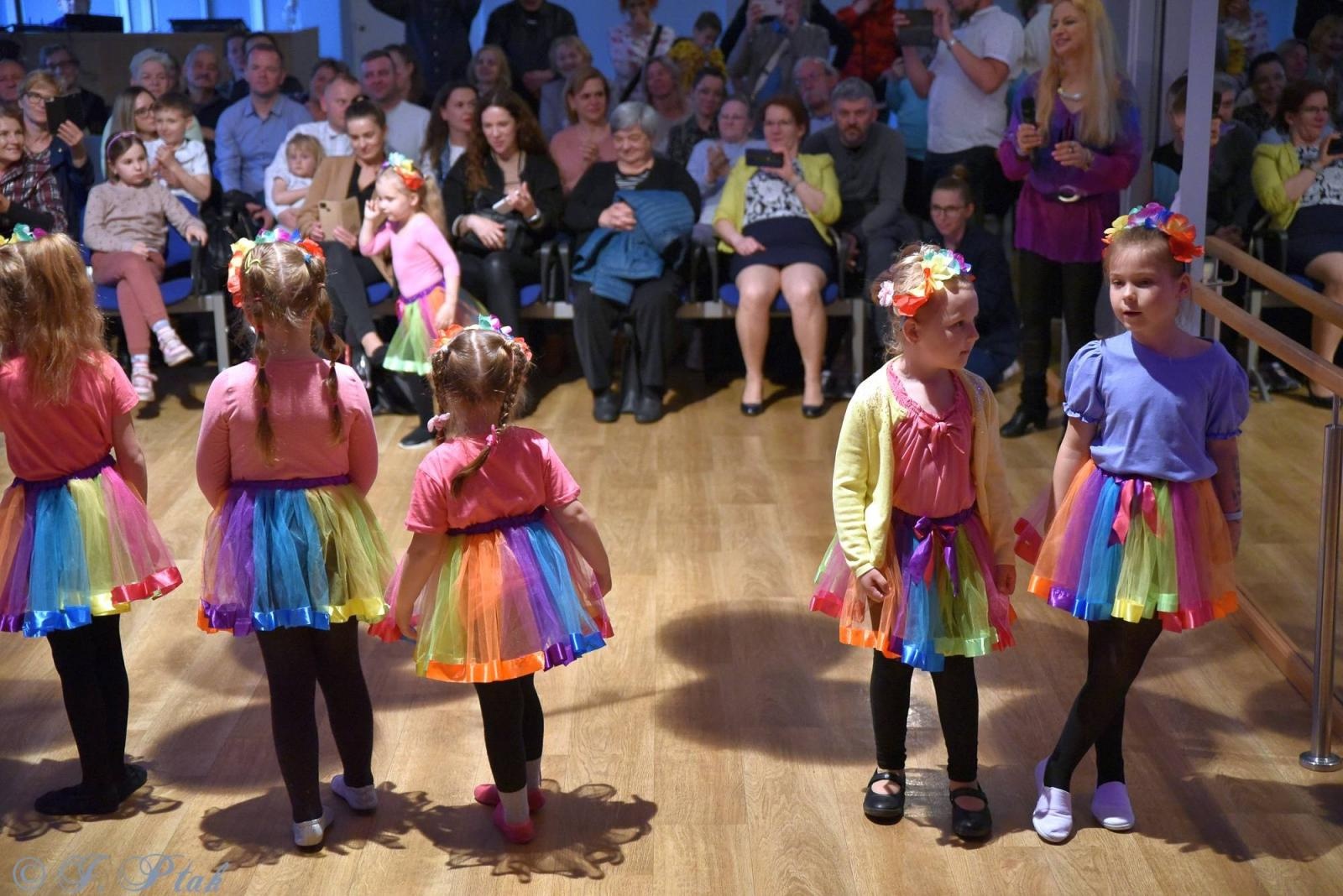 Zdjęcie w galerii na portalu naszraciborz.pl: Wiosenny pląs w Młodzieżowym Domu Kultury wiadomości z regionu