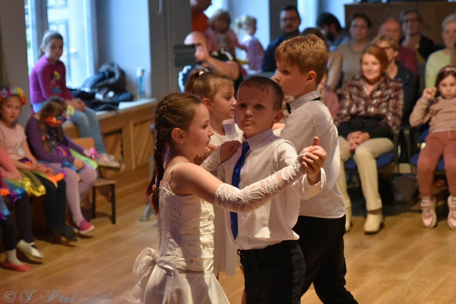 Zdjęcie w galerii na portalu naszraciborz.pl: Wiosenny pląs w Młodzieżowym Domu Kultury wiadomości z regionu