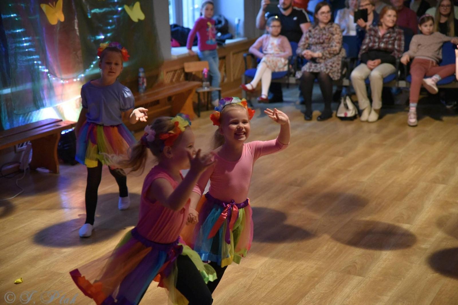 Zdjęcie w galerii na portalu naszraciborz.pl: Wiosenny pląs w Młodzieżowym Domu Kultury wiadomości z regionu