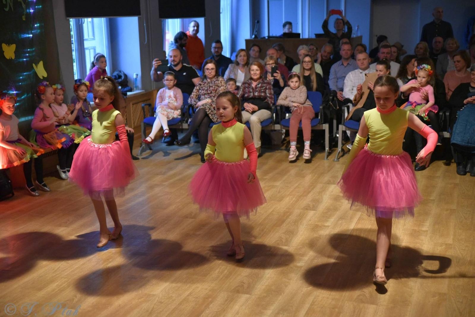 Zdjęcie w galerii na portalu naszraciborz.pl: Wiosenny pląs w Młodzieżowym Domu Kultury wiadomości z regionu