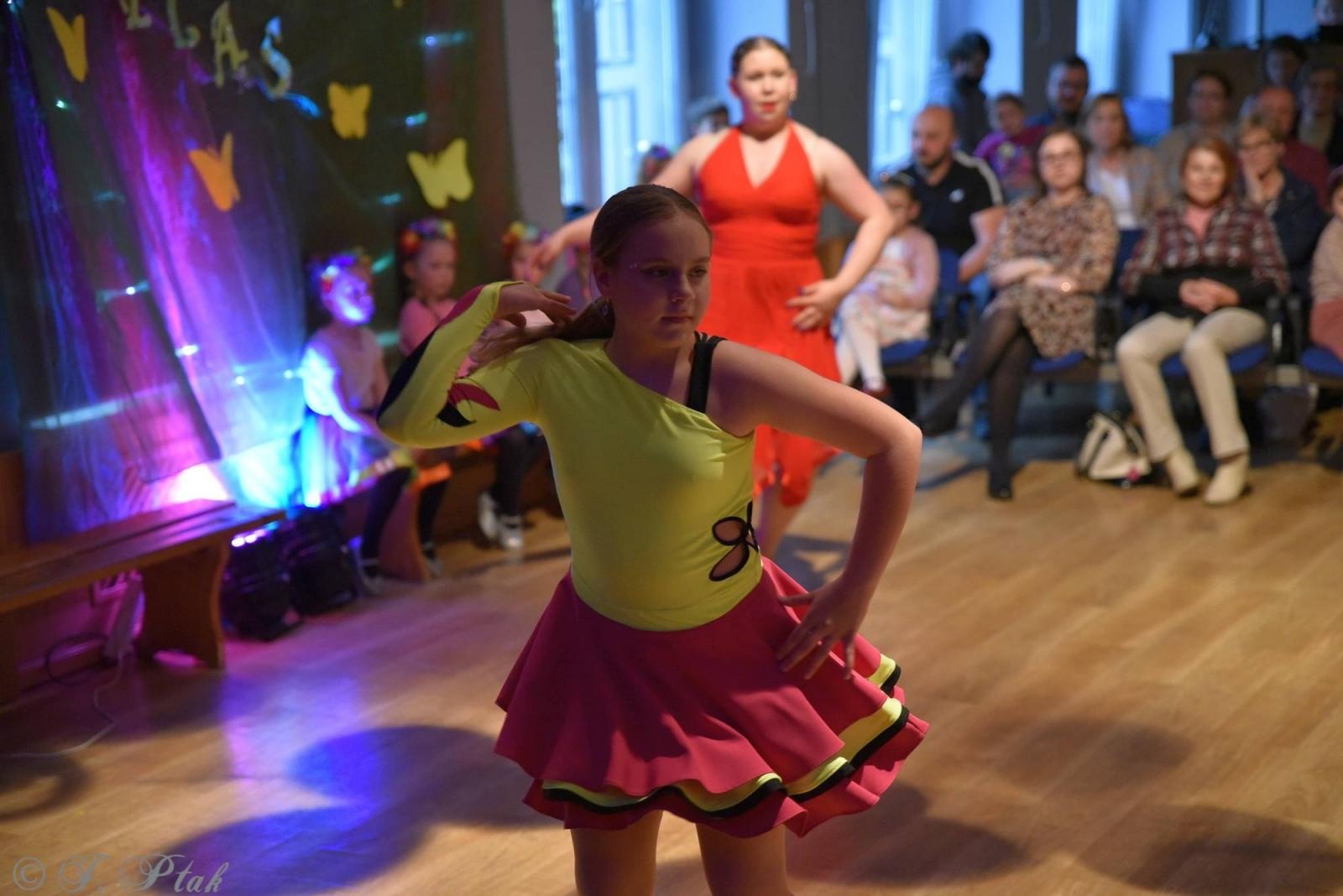 Zdjęcie w galerii na portalu naszraciborz.pl: Wiosenny pląs w Młodzieżowym Domu Kultury wiadomości z regionu