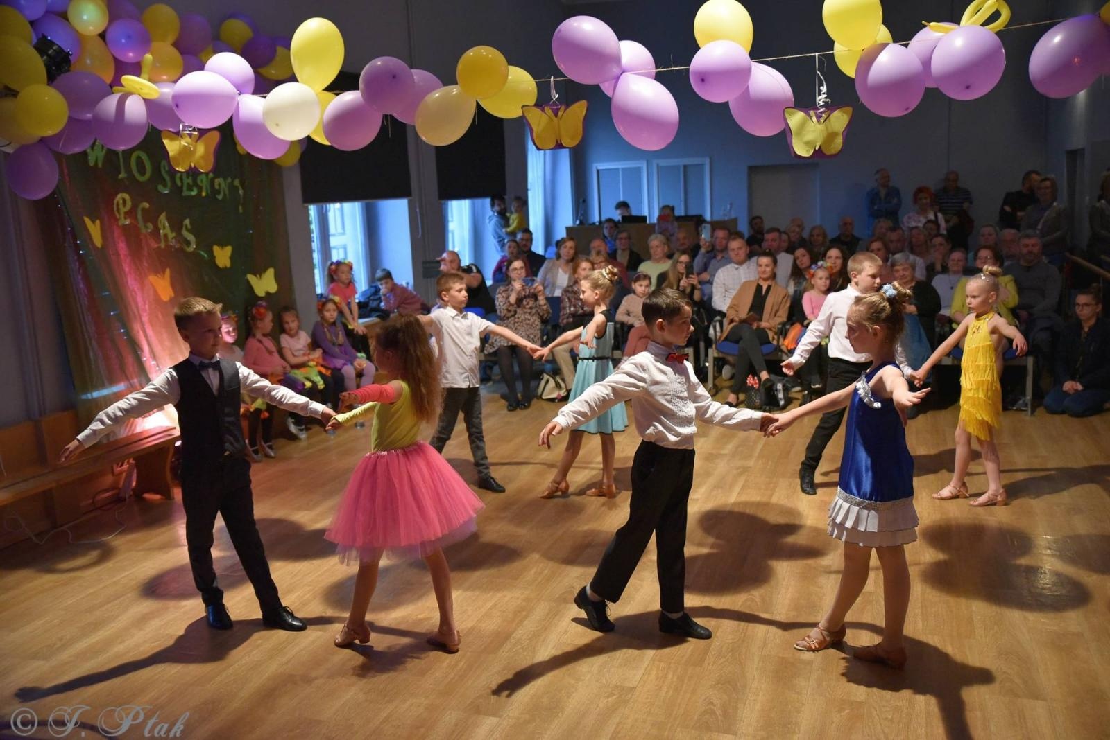 Zdjęcie w galerii na portalu naszraciborz.pl: Wiosenny pląs w Młodzieżowym Domu Kultury wiadomości z regionu