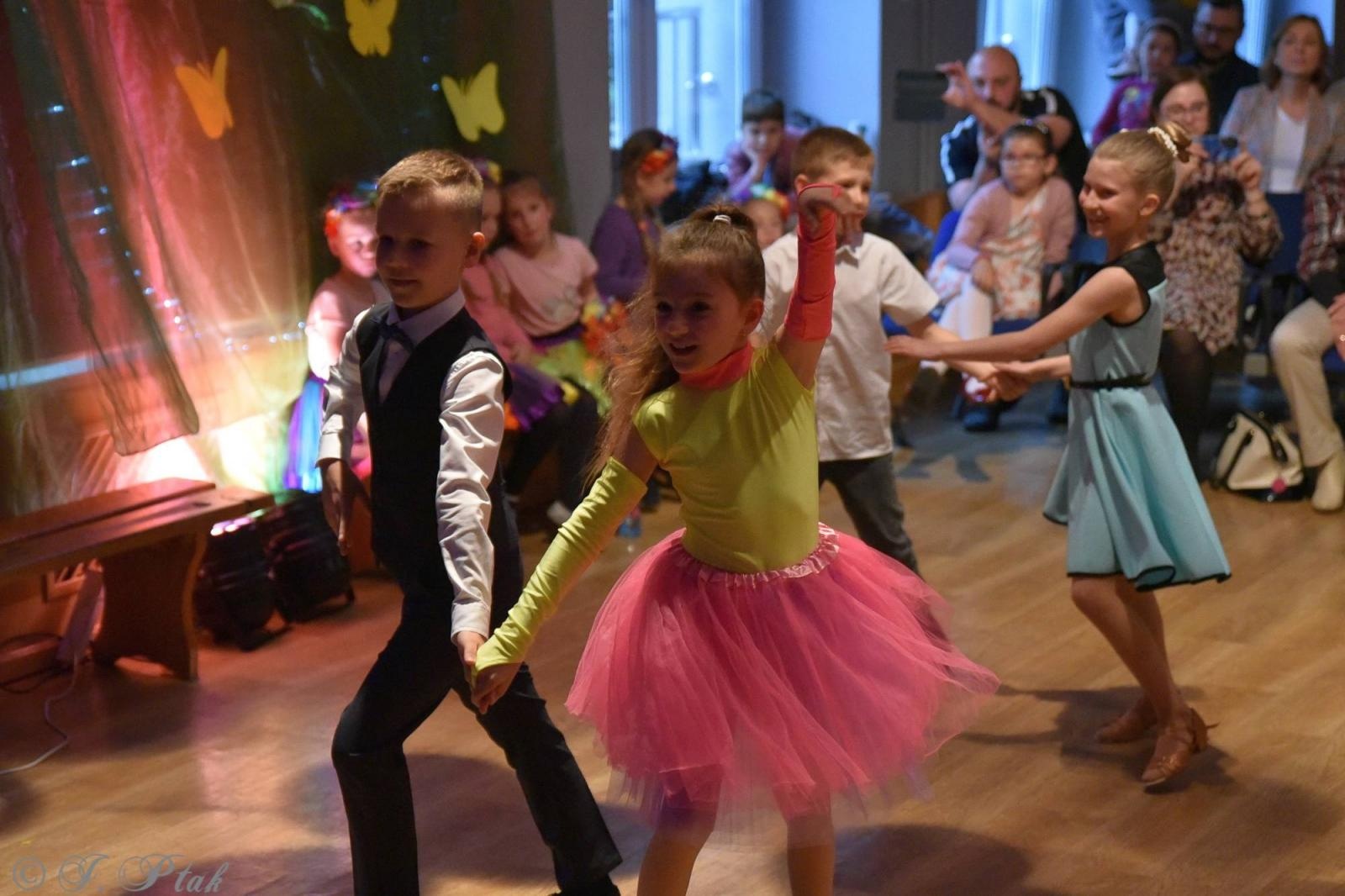 Zdjęcie w galerii na portalu naszraciborz.pl: Wiosenny pląs w Młodzieżowym Domu Kultury wiadomości z regionu