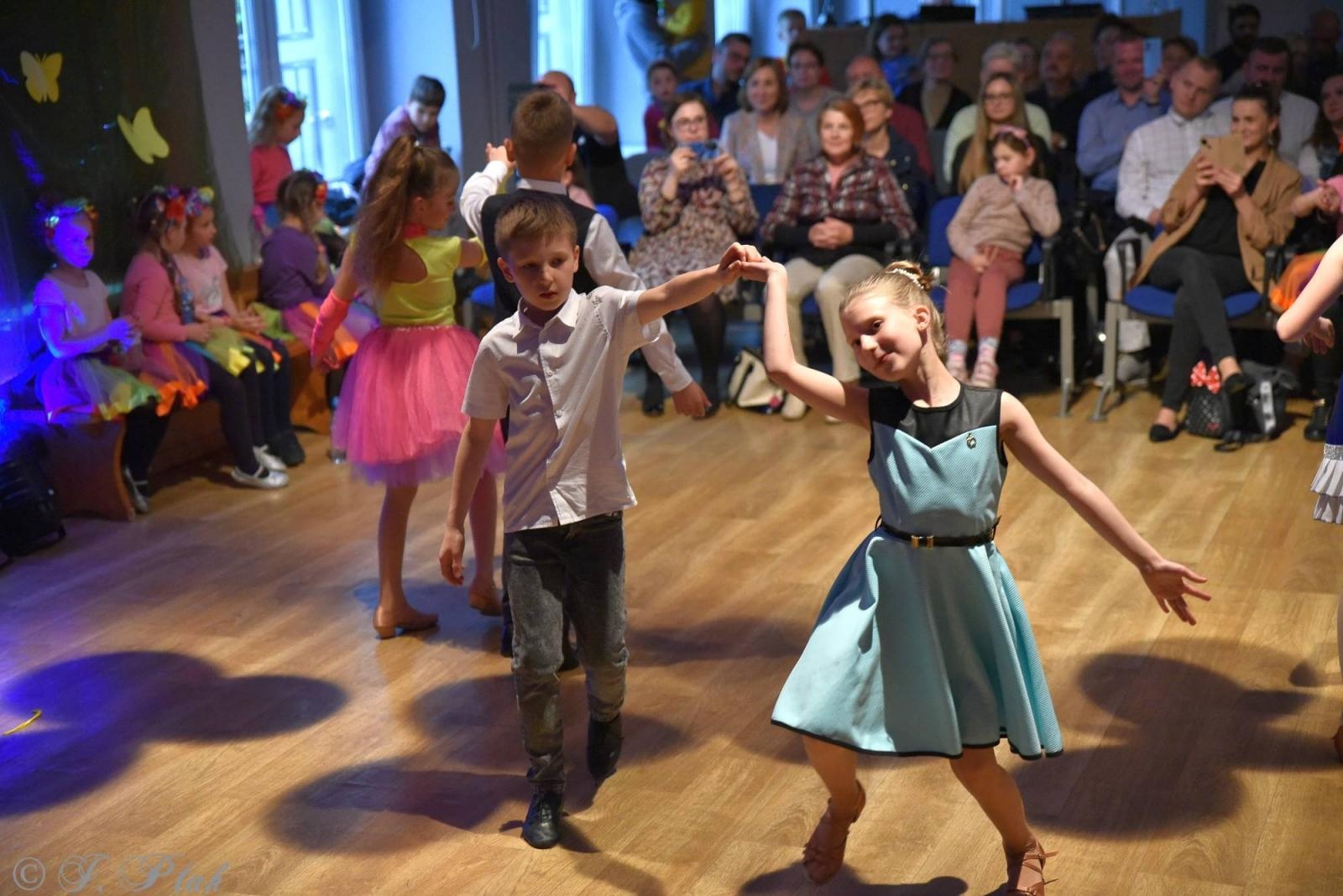 Zdjęcie w galerii na portalu naszraciborz.pl: Wiosenny pląs w Młodzieżowym Domu Kultury wiadomości z regionu