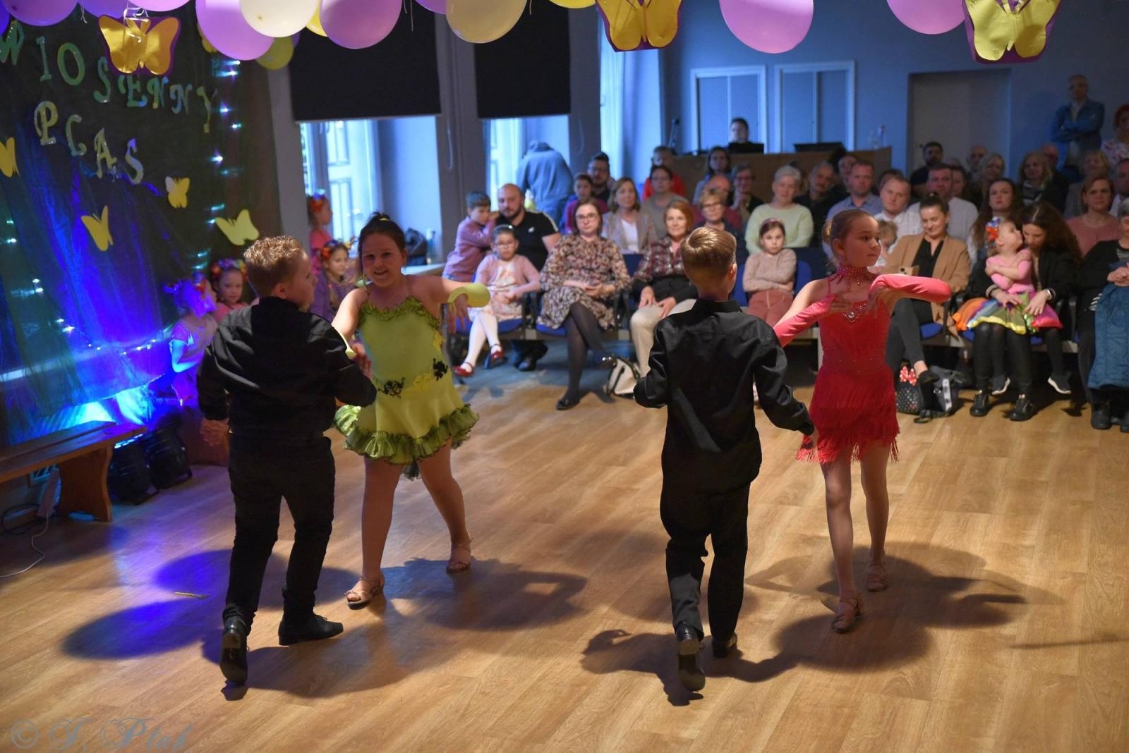 Zdjęcie w galerii na portalu naszraciborz.pl: Wiosenny pląs w Młodzieżowym Domu Kultury wiadomości z regionu