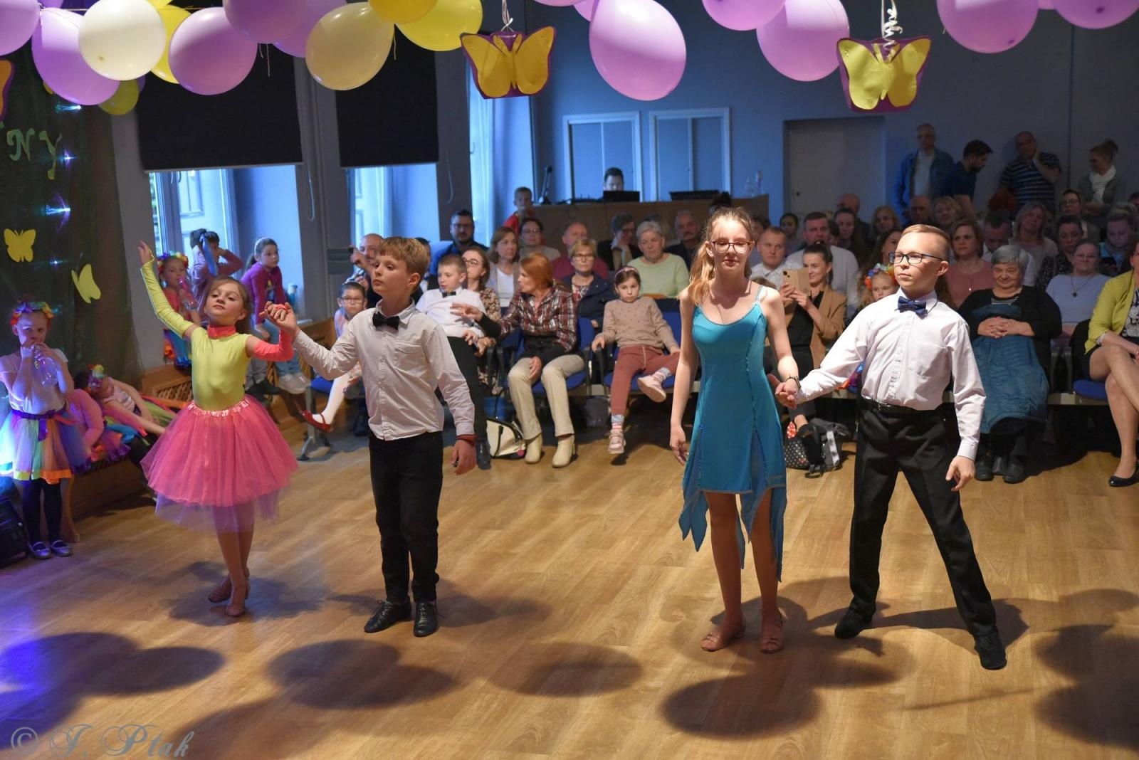 Zdjęcie w galerii na portalu naszraciborz.pl: Wiosenny pląs w Młodzieżowym Domu Kultury wiadomości z regionu