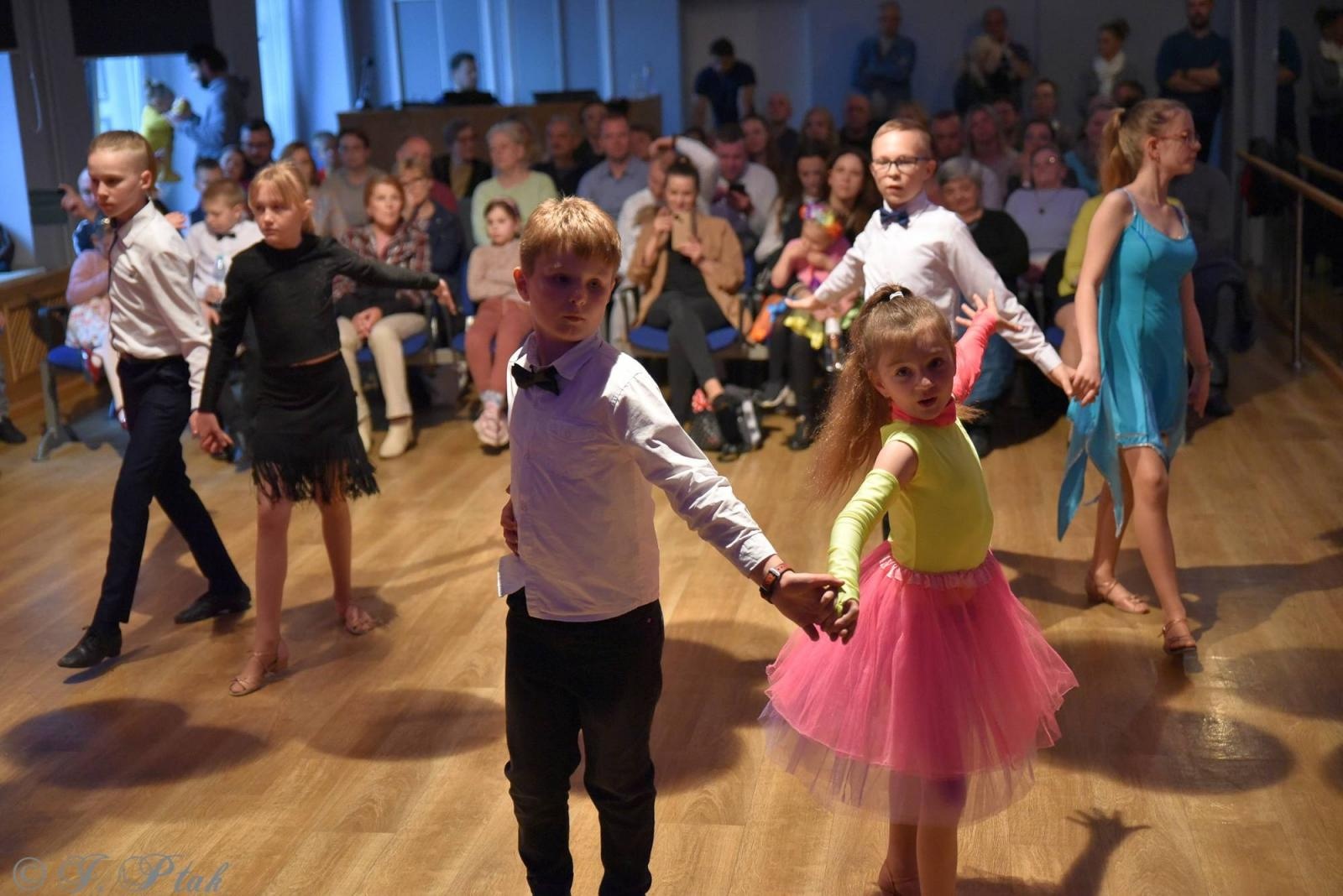 Zdjęcie w galerii na portalu naszraciborz.pl: Wiosenny pląs w Młodzieżowym Domu Kultury wiadomości z regionu