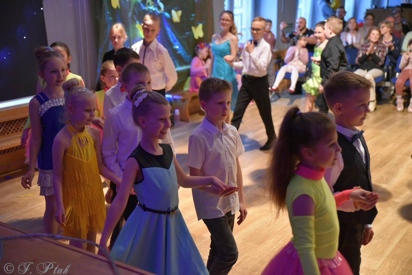 Zdjęcie w galerii na portalu naszraciborz.pl: Wiosenny pląs w Młodzieżowym Domu Kultury wiadomości z regionu