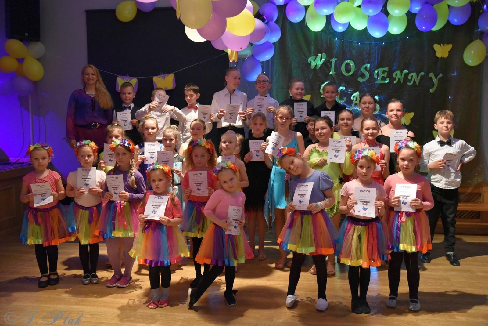 Zdjęcie w galerii na portalu naszraciborz.pl: Wiosenny pląs w Młodzieżowym Domu Kultury wiadomości z regionu