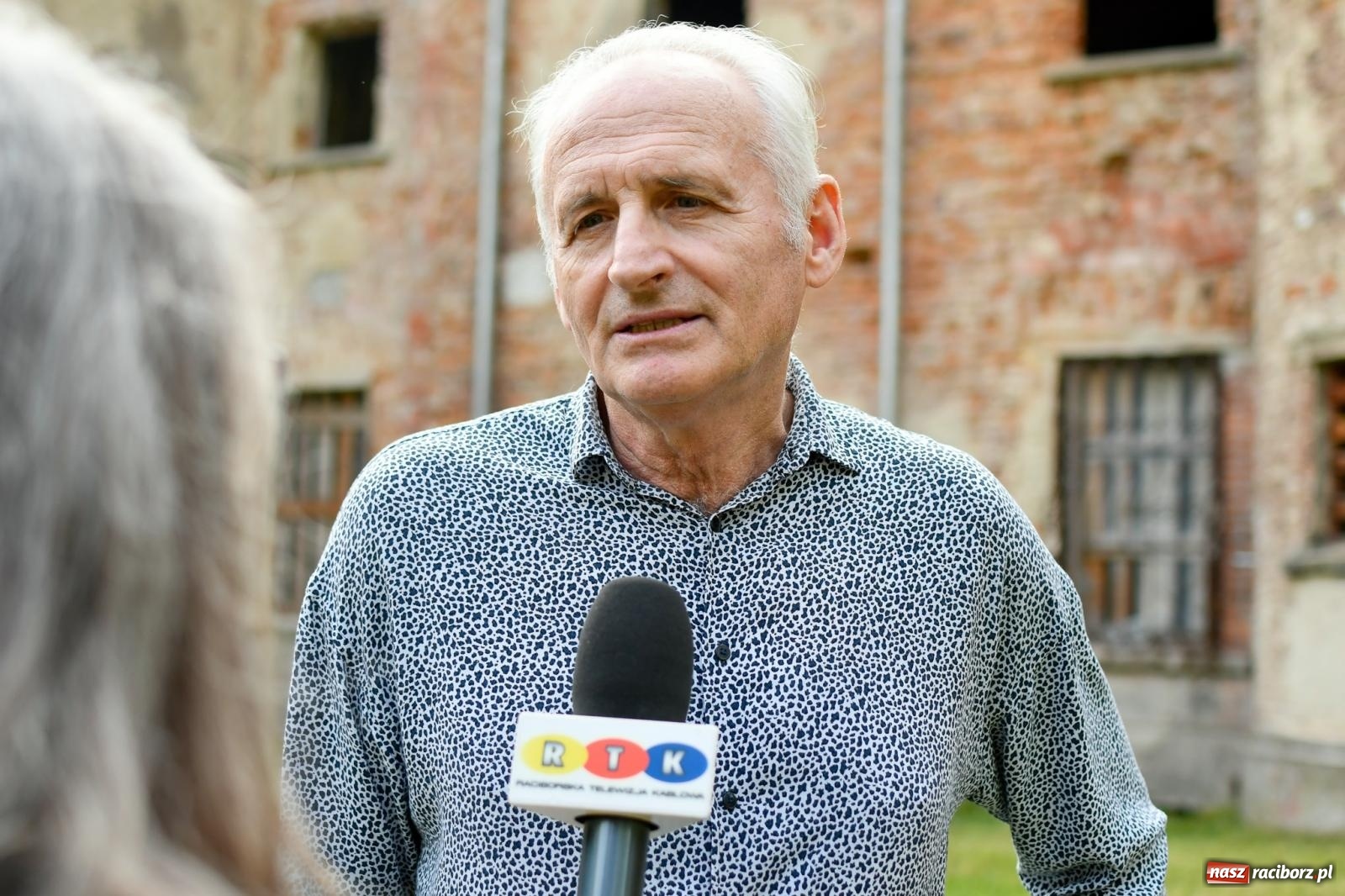 Zdjęcie w galerii na portalu naszraciborz.pl: Znaczek, dąb papieski, Krzesimir Dębski i tłum przed pałacem. Krowiarki świętują 800-lecie wiadomości z regionu