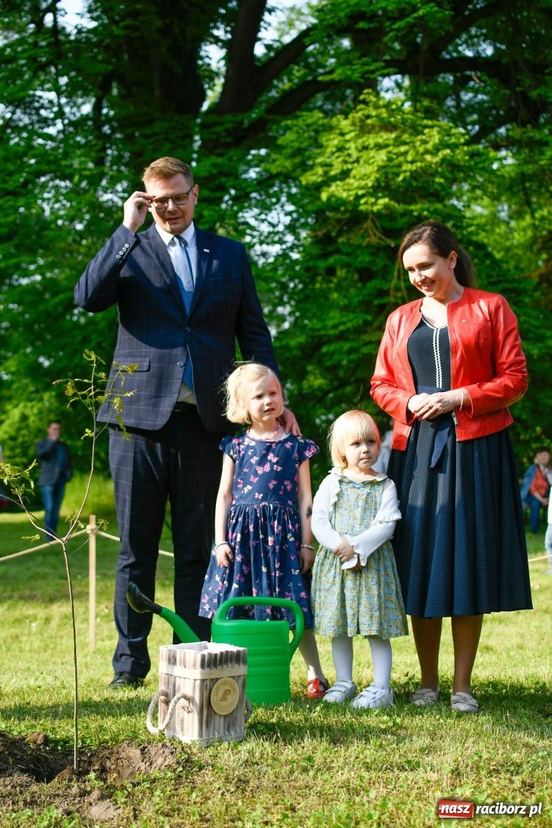 Zdjęcie w galerii na portalu naszraciborz.pl: Znaczek, dąb papieski, Krzesimir Dębski i tłum przed pałacem. Krowiarki świętują 800-lecie wiadomości z regionu