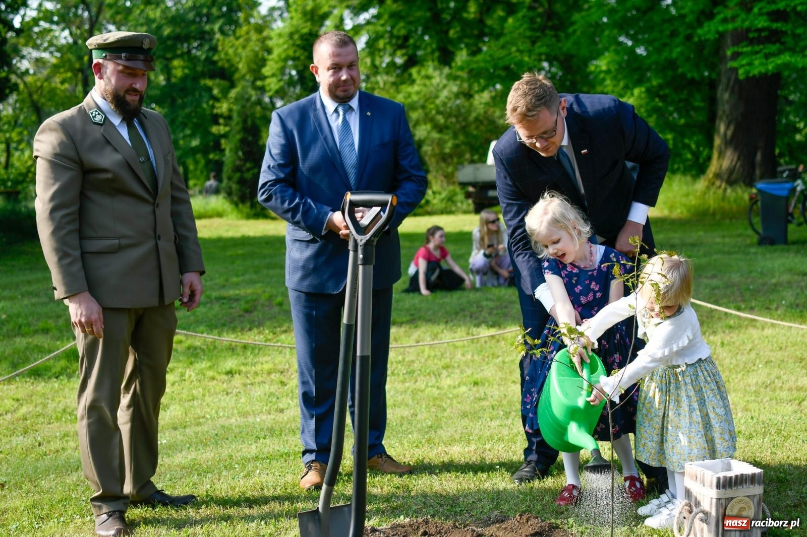 Zdjęcie w galerii na portalu naszraciborz.pl: Znaczek, dąb papieski, Krzesimir Dębski i tłum przed pałacem. Krowiarki świętują 800-lecie wiadomości z regionu