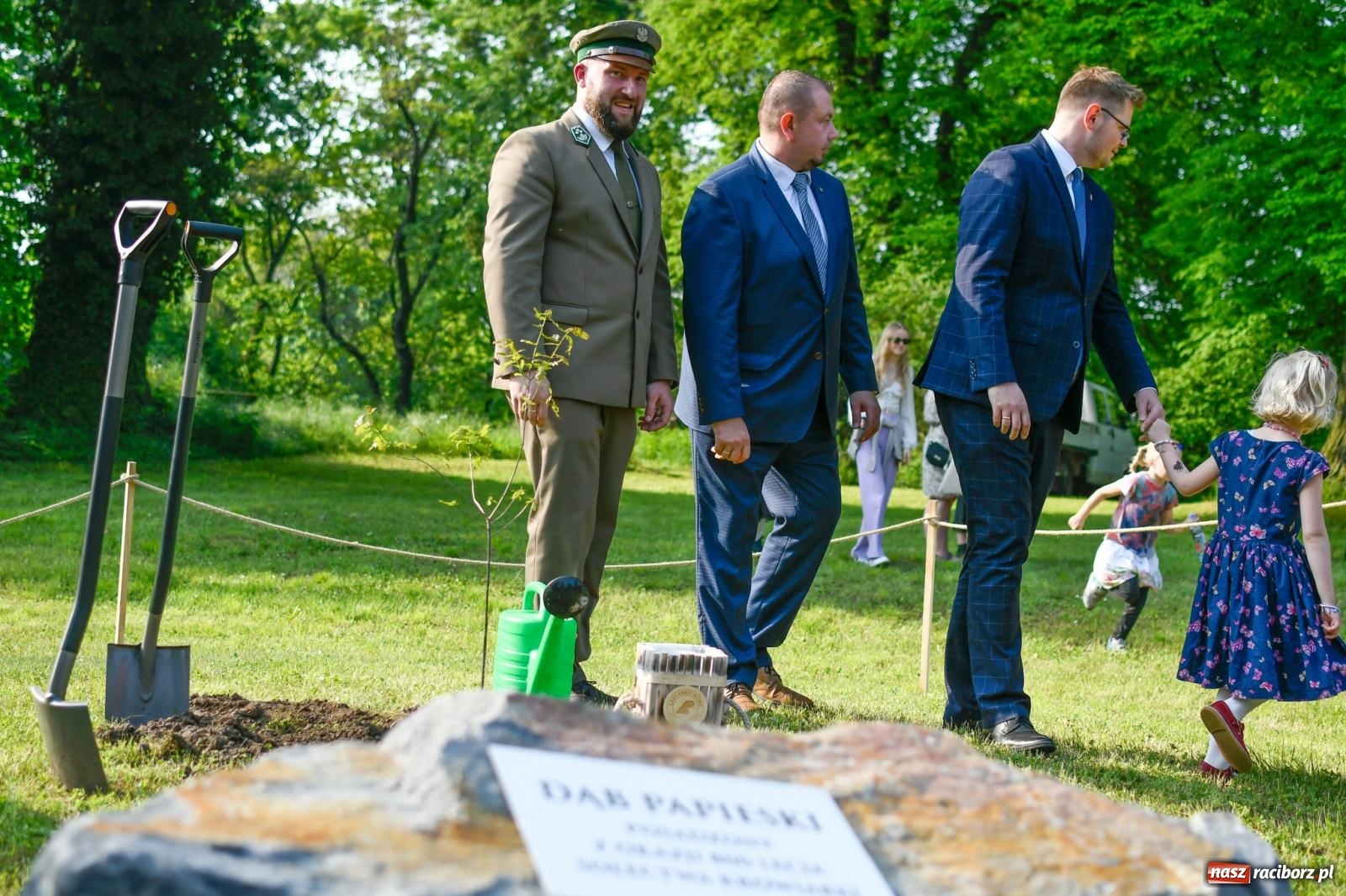Zdjęcie w galerii na portalu naszraciborz.pl: Znaczek, dąb papieski, Krzesimir Dębski i tłum przed pałacem. Krowiarki świętują 800-lecie wiadomości z regionu