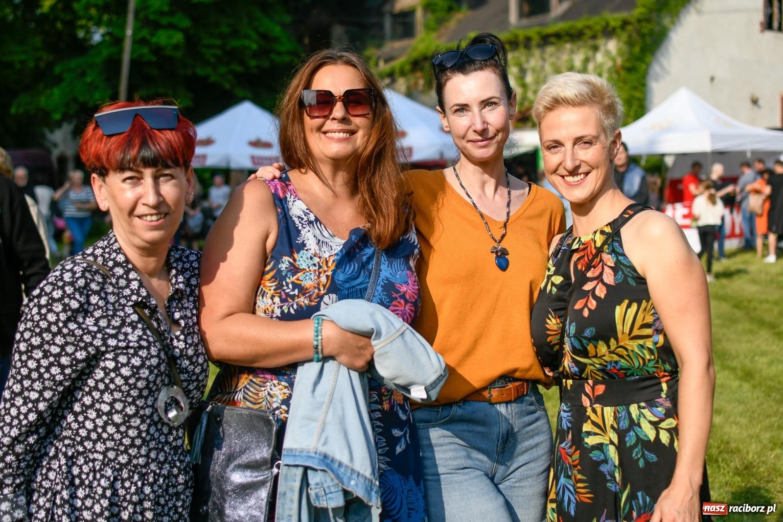 Zdjęcie w galerii na portalu naszraciborz.pl: Znaczek, dąb papieski, Krzesimir Dębski i tłum przed pałacem. Krowiarki świętują 800-lecie wiadomości z regionu
