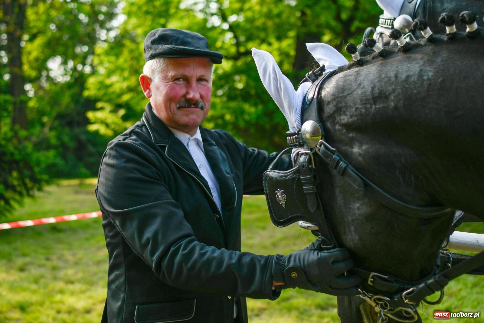 Zdjęcie w galerii na portalu naszraciborz.pl: Znaczek, dąb papieski, Krzesimir Dębski i tłum przed pałacem. Krowiarki świętują 800-lecie wiadomości z regionu