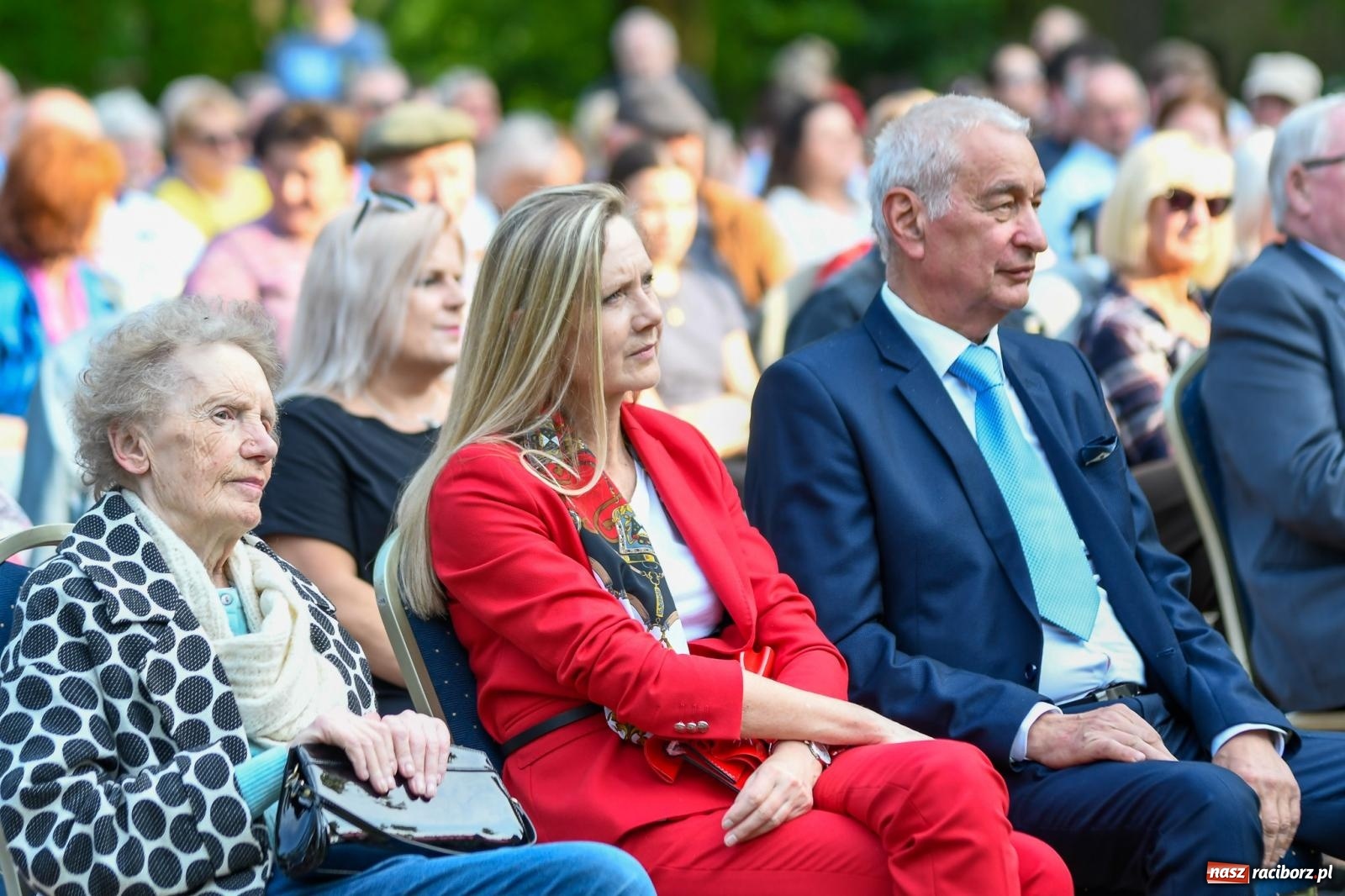 Zdjęcie w galerii na portalu naszraciborz.pl: Znaczek, dąb papieski, Krzesimir Dębski i tłum przed pałacem. Krowiarki świętują 800-lecie wiadomości z regionu