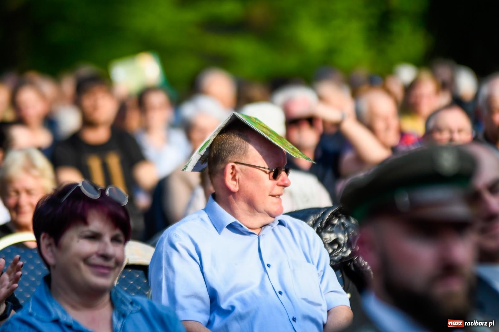Zdjęcie w galerii na portalu naszraciborz.pl: Znaczek, dąb papieski, Krzesimir Dębski i tłum przed pałacem. Krowiarki świętują 800-lecie wiadomości z regionu