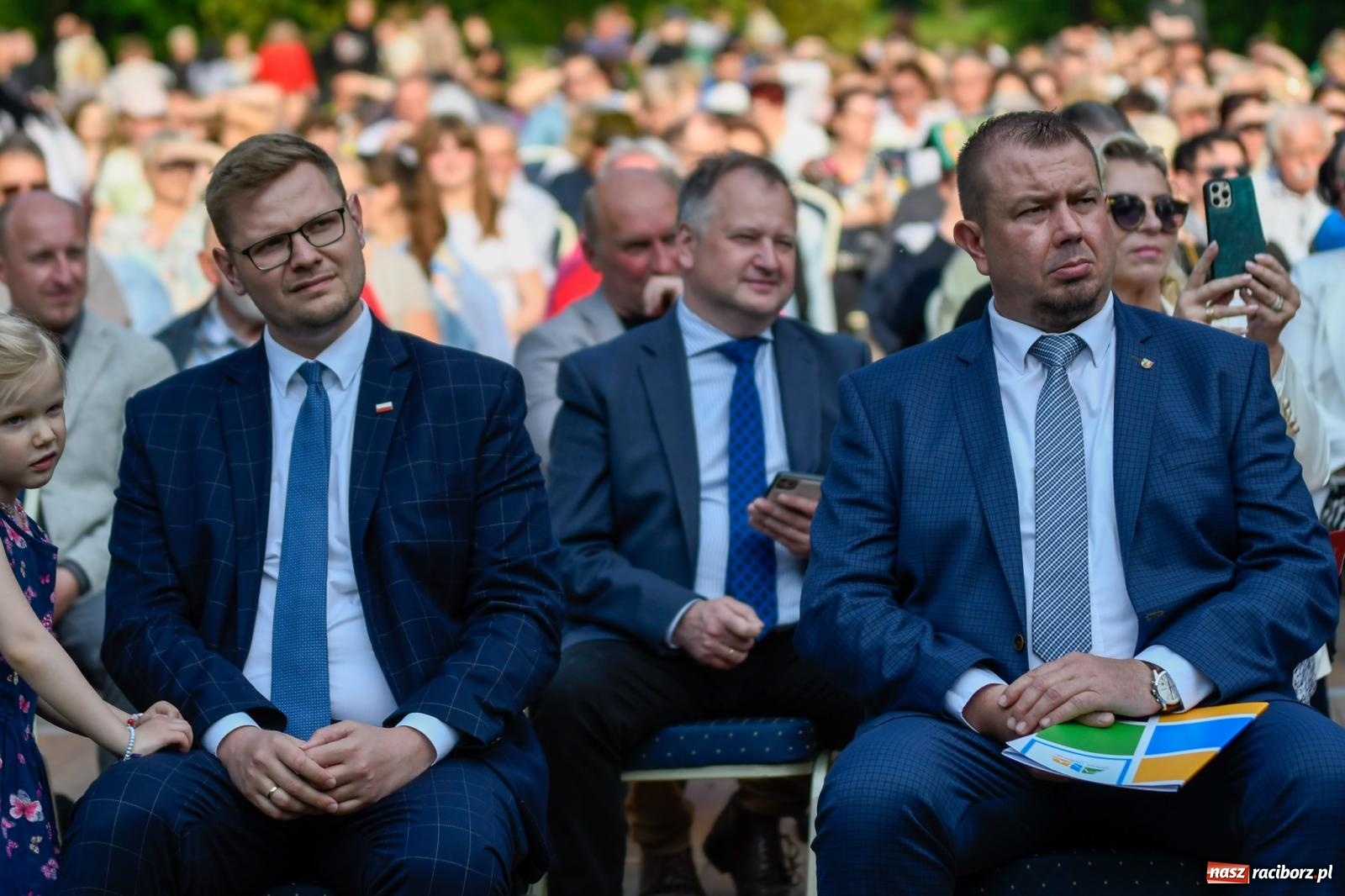 Zdjęcie w galerii na portalu naszraciborz.pl: Znaczek, dąb papieski, Krzesimir Dębski i tłum przed pałacem. Krowiarki świętują 800-lecie wiadomości z regionu