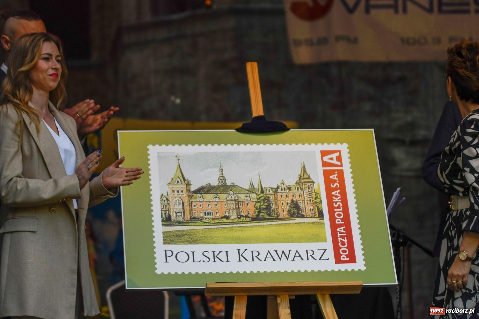 Zdjęcie w galerii na portalu naszraciborz.pl: Znaczek, dąb papieski, Krzesimir Dębski i tłum przed pałacem. Krowiarki świętują 800-lecie wiadomości z regionu