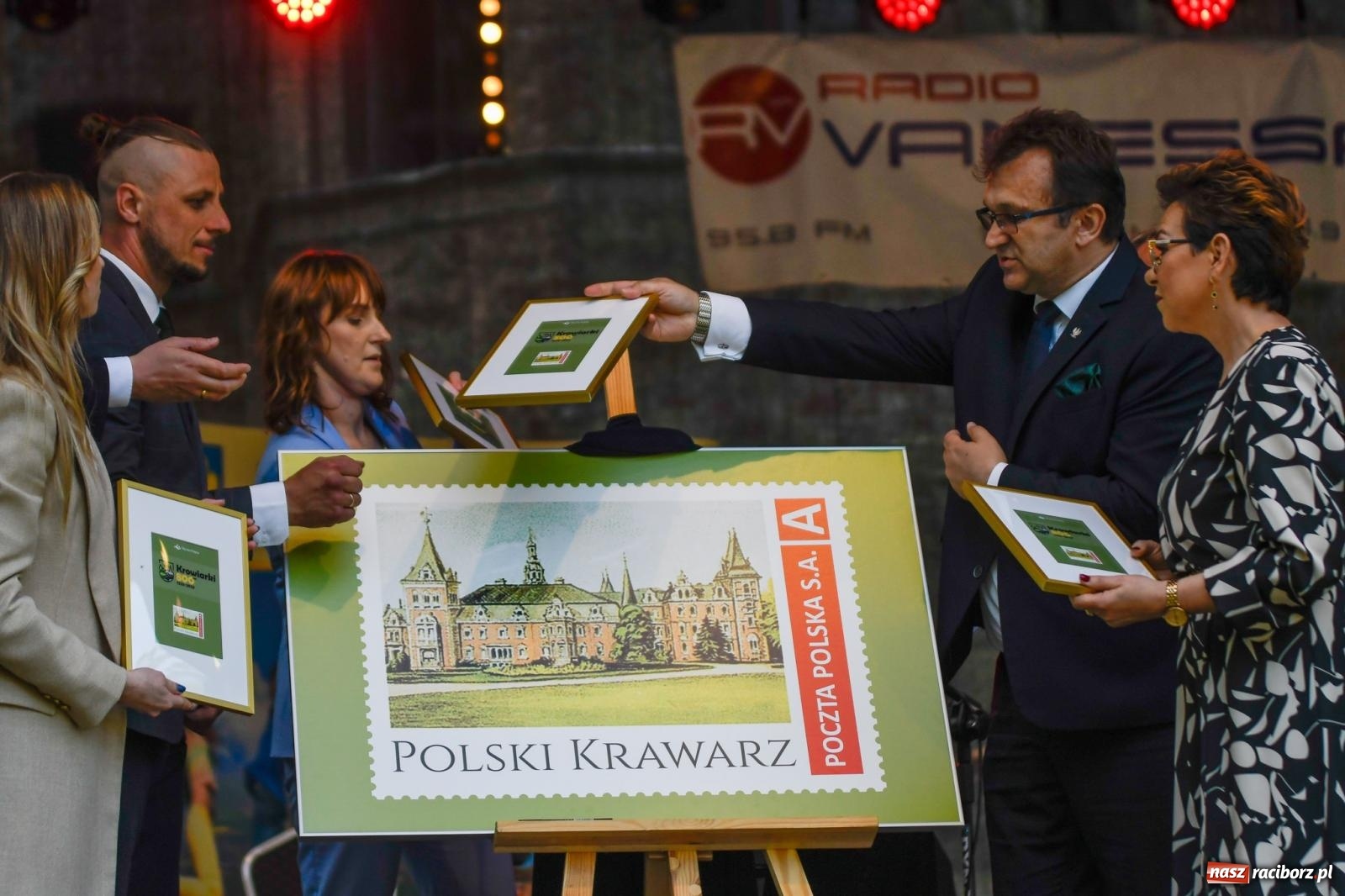 Zdjęcie w galerii na portalu naszraciborz.pl: Znaczek, dąb papieski, Krzesimir Dębski i tłum przed pałacem. Krowiarki świętują 800-lecie wiadomości z regionu