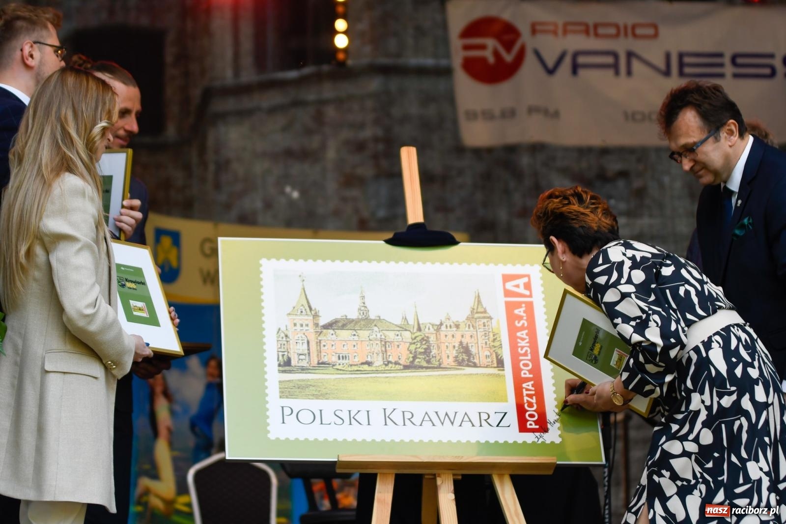 Zdjęcie w galerii na portalu naszraciborz.pl: Znaczek, dąb papieski, Krzesimir Dębski i tłum przed pałacem. Krowiarki świętują 800-lecie wiadomości z regionu