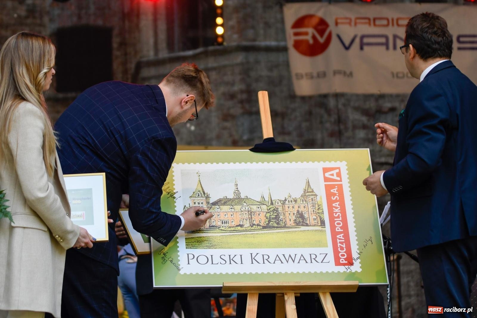 Zdjęcie w galerii na portalu naszraciborz.pl: Znaczek, dąb papieski, Krzesimir Dębski i tłum przed pałacem. Krowiarki świętują 800-lecie wiadomości z regionu