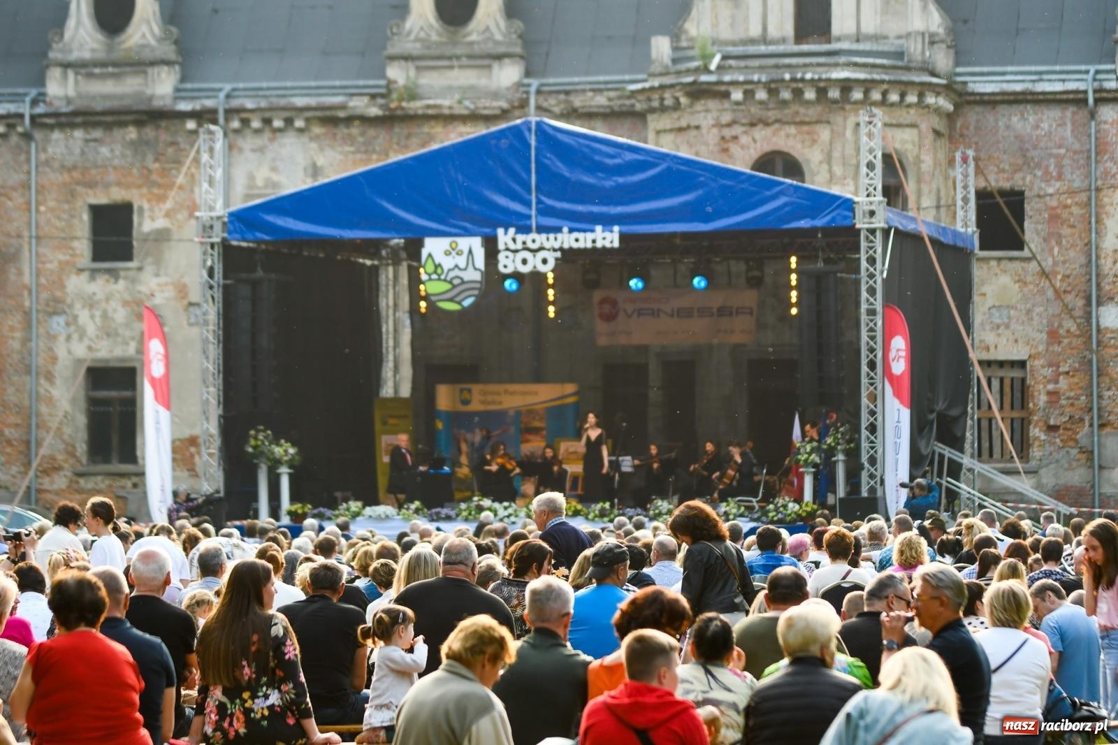 Zdjęcie w galerii na portalu naszraciborz.pl: Znaczek, dąb papieski, Krzesimir Dębski i tłum przed pałacem. Krowiarki świętują 800-lecie wiadomości z regionu