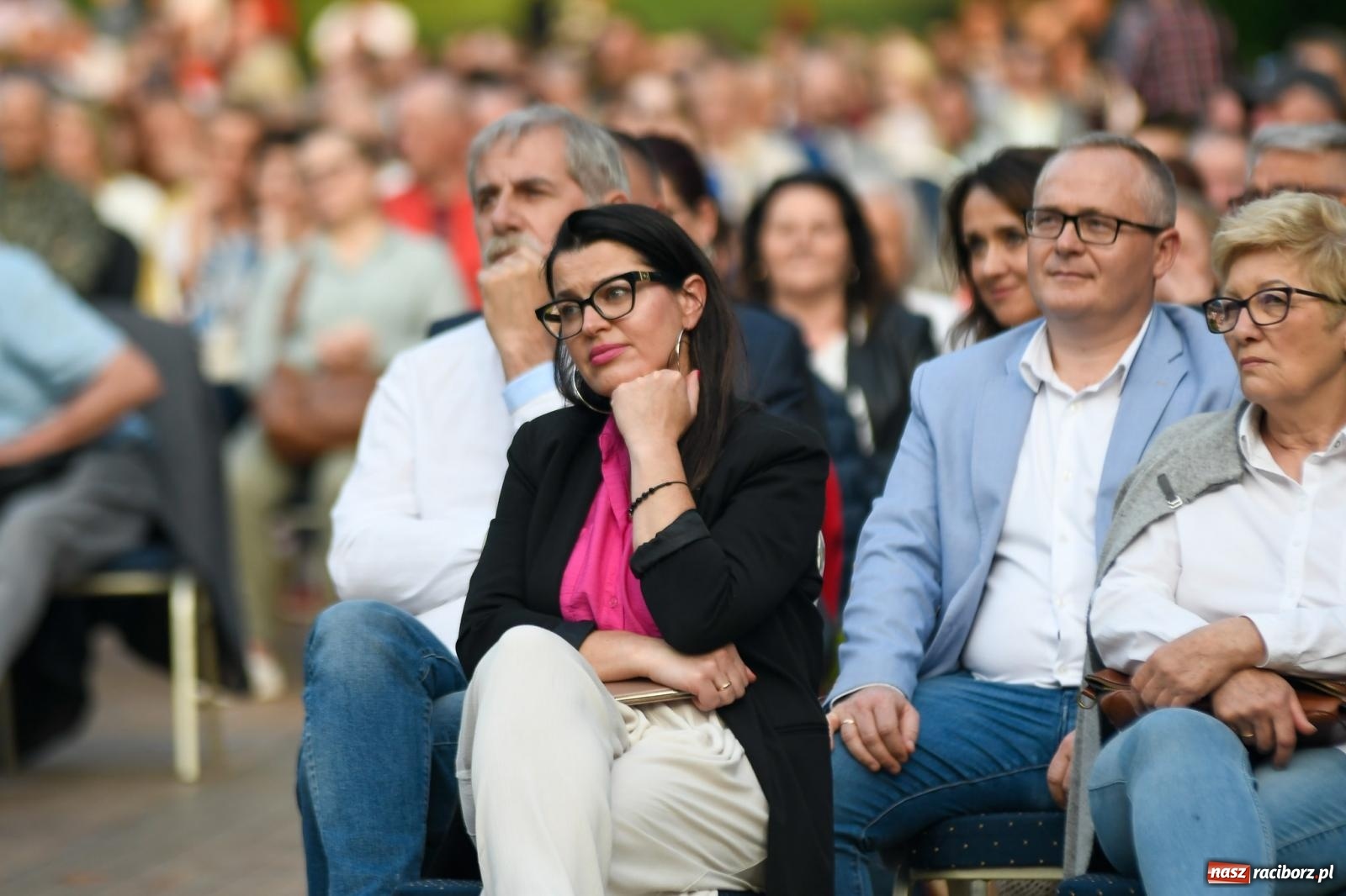 Zdjęcie w galerii na portalu naszraciborz.pl: Znaczek, dąb papieski, Krzesimir Dębski i tłum przed pałacem. Krowiarki świętują 800-lecie wiadomości z regionu
