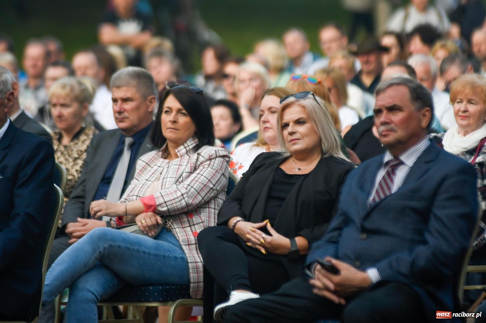 Zdjęcie w galerii na portalu naszraciborz.pl: Znaczek, dąb papieski, Krzesimir Dębski i tłum przed pałacem. Krowiarki świętują 800-lecie wiadomości z regionu