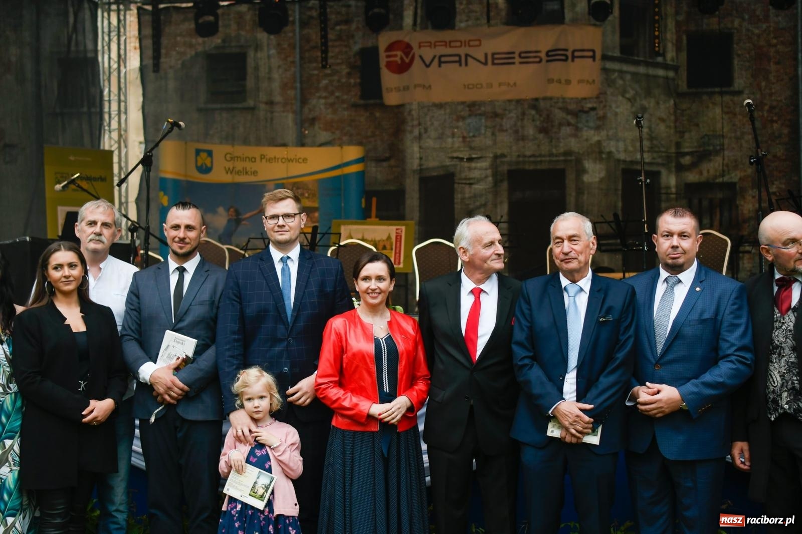 Zdjęcie w galerii na portalu naszraciborz.pl: Znaczek, dąb papieski, Krzesimir Dębski i tłum przed pałacem. Krowiarki świętują 800-lecie wiadomości z regionu