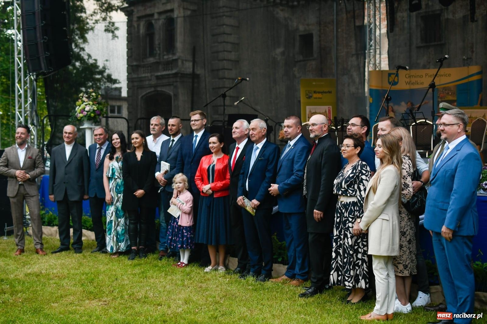 Zdjęcie w galerii na portalu naszraciborz.pl: Znaczek, dąb papieski, Krzesimir Dębski i tłum przed pałacem. Krowiarki świętują 800-lecie wiadomości z regionu
